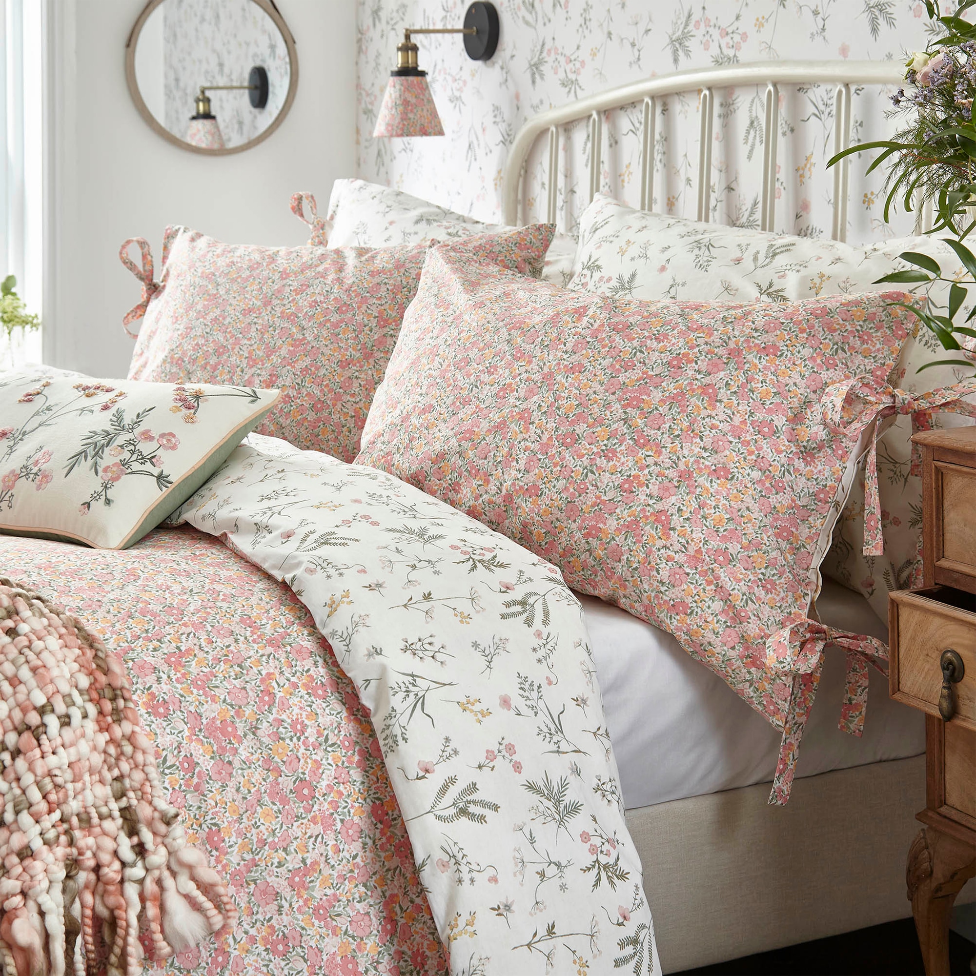 LAURA ASHLEY Wendebettwäsche »Loveston, aus Baumwoll Satin,« 3 tlg. tlg. mit floralem Muster, 3teilig, inkl 2 Kissenbezüge