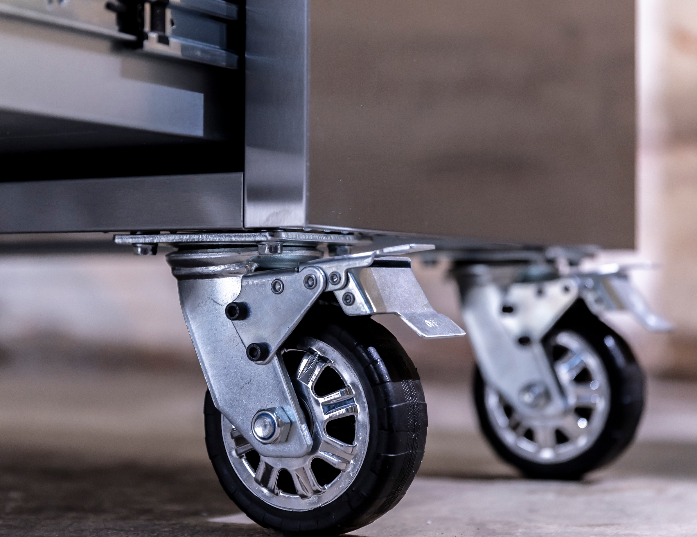 ONDIS24 Werkstattwagen »Werkzeugwagen aus Edelstahl mit 15 Schubladen« fahrbar, kugelgelagerten Schubladen, abschließbar, Massivholzplatte