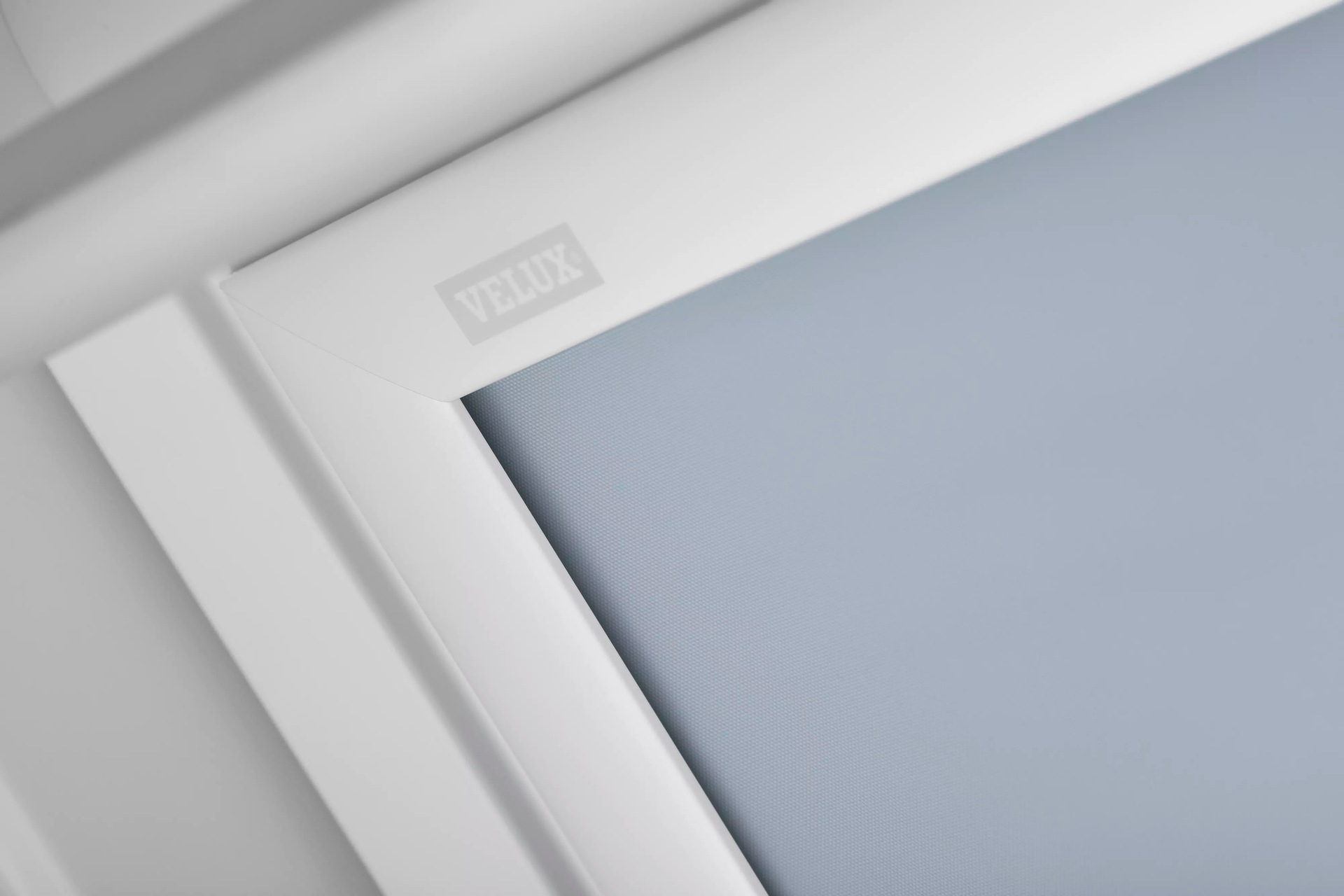 VELUX Verdunklungsrollo »DKL 4576SWL, Farbe himmelblau«, verdunkelnd, ohne Bohren, in Führungsschienen, weiße Führungsschienen & Griffleiste