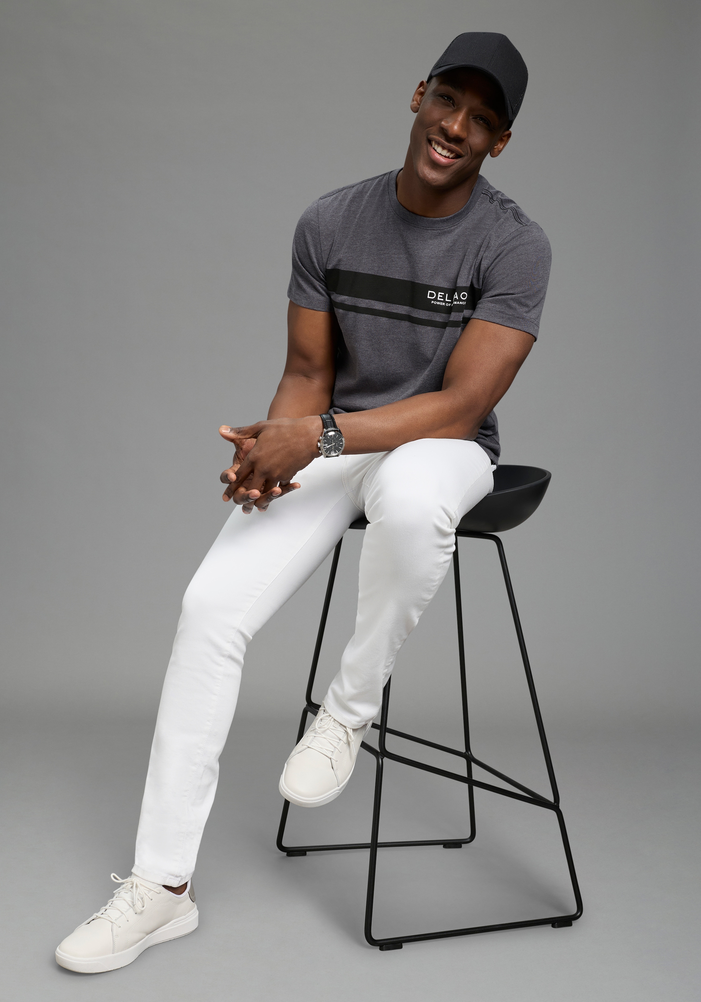 DELMAO Rundhalsshirt »Neue Kollektion!« Kurzarm, mit Rundhalsausschnitt, normale Passform, Casual-Stil