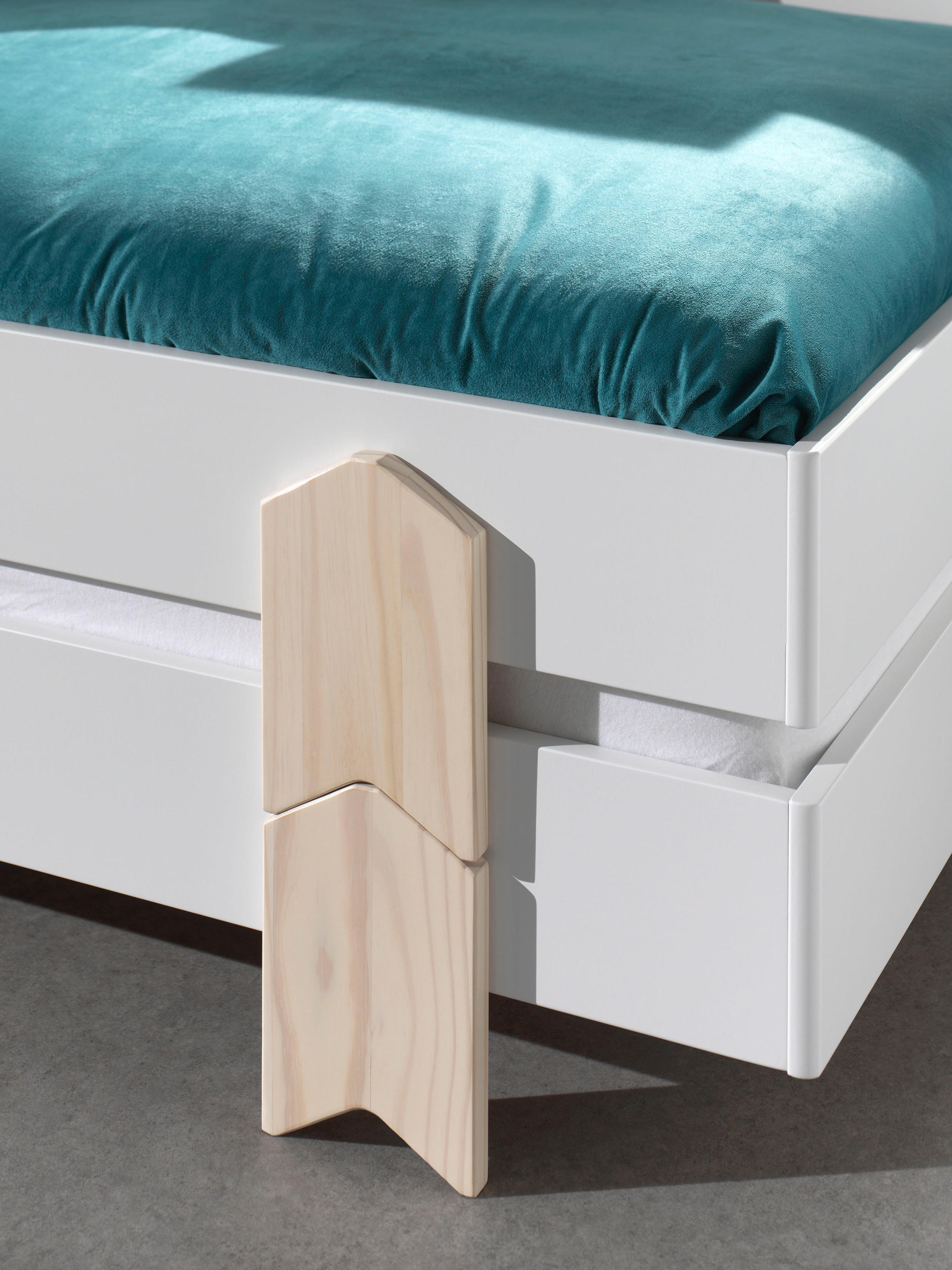 Vipack Kinderbett »Modulo«, (Made in Europe), Jugendbett, Einzelbett, Stapelbett mit Füßen in Pfeiloptik