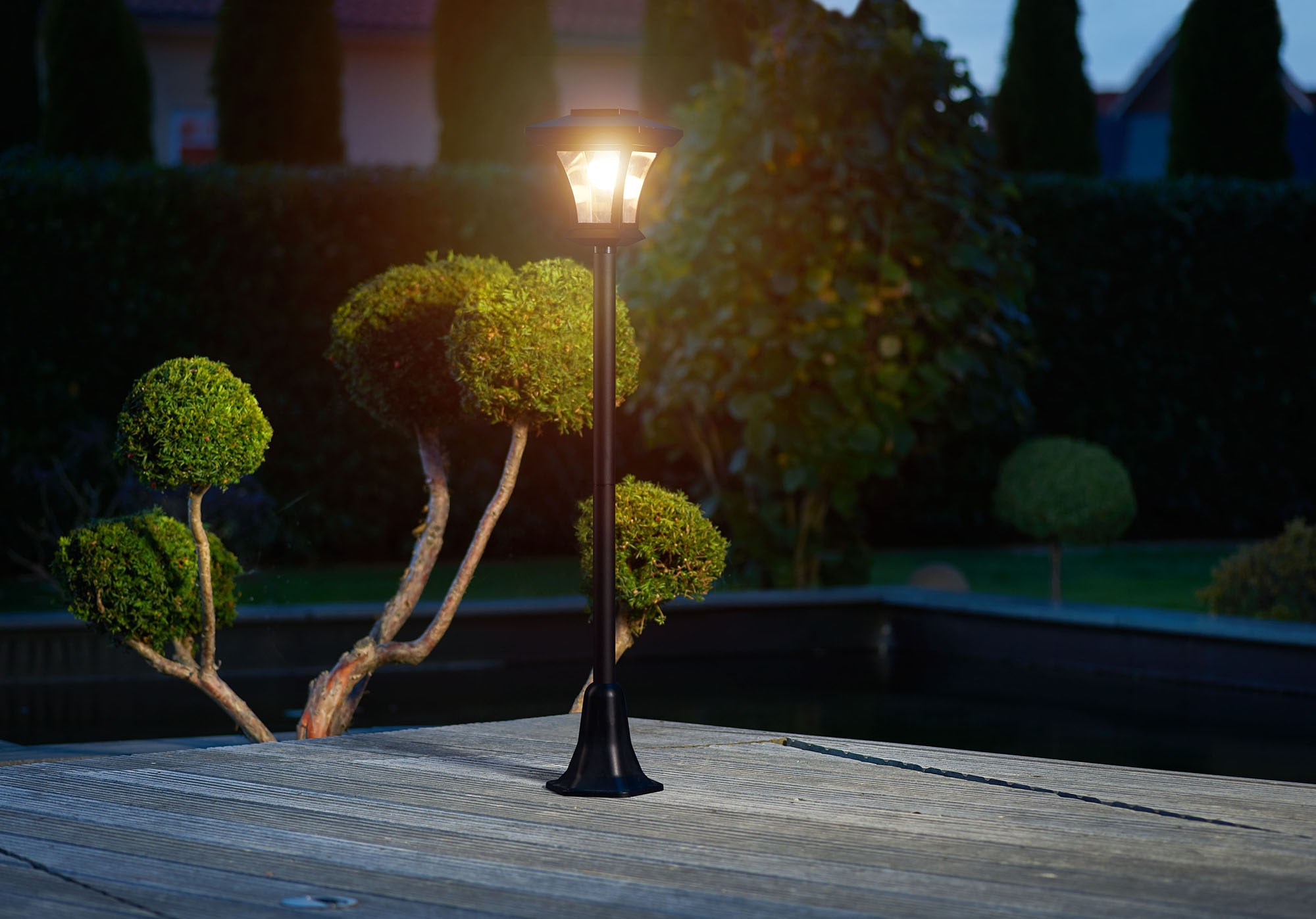IC Gardenworld LED Außen-Stehlampe »Solar Gartenlaterne 120cm im Straßenlaternen Design« LED-Modul Warmweiß Lichtsensor, Akkulampe, Lampe ohne Kabel, Solarleuchte, Stehlampe