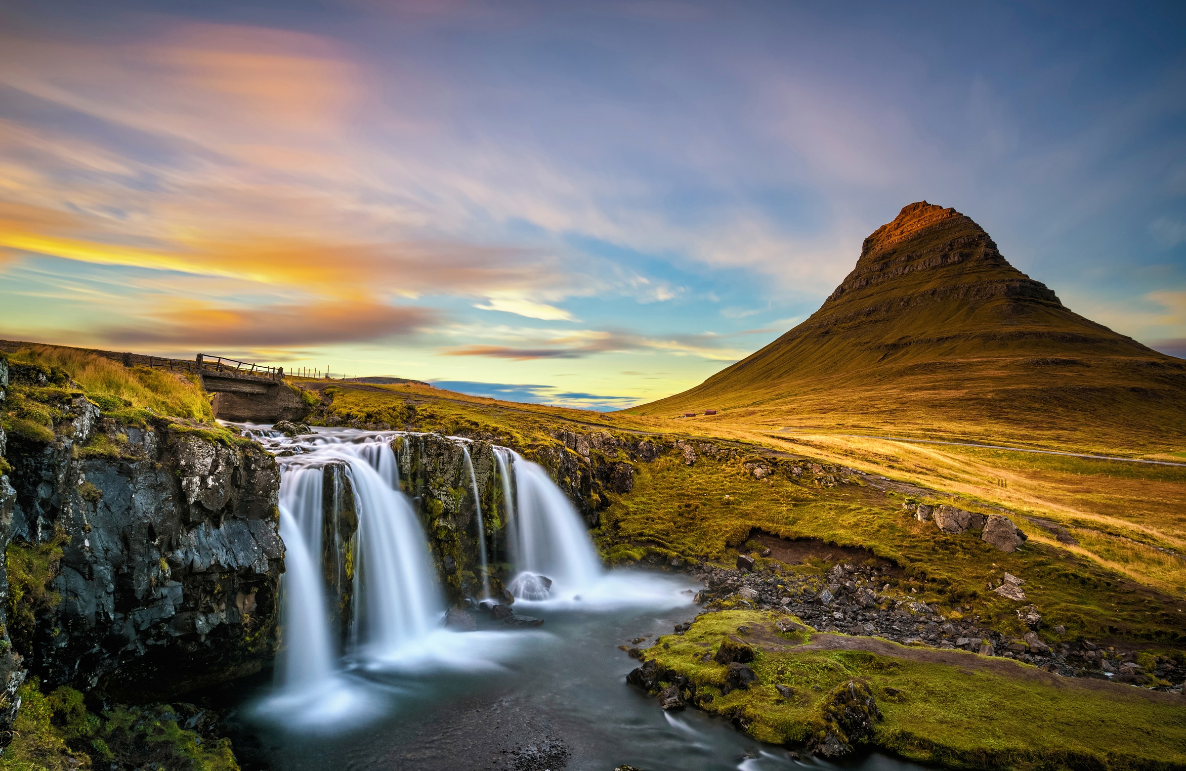 Papermoon Fototapete »WASSERFALL-NATUR LANDSCHAFT BERGE GEBIRGE SEE ALPEN X günstig online kaufen