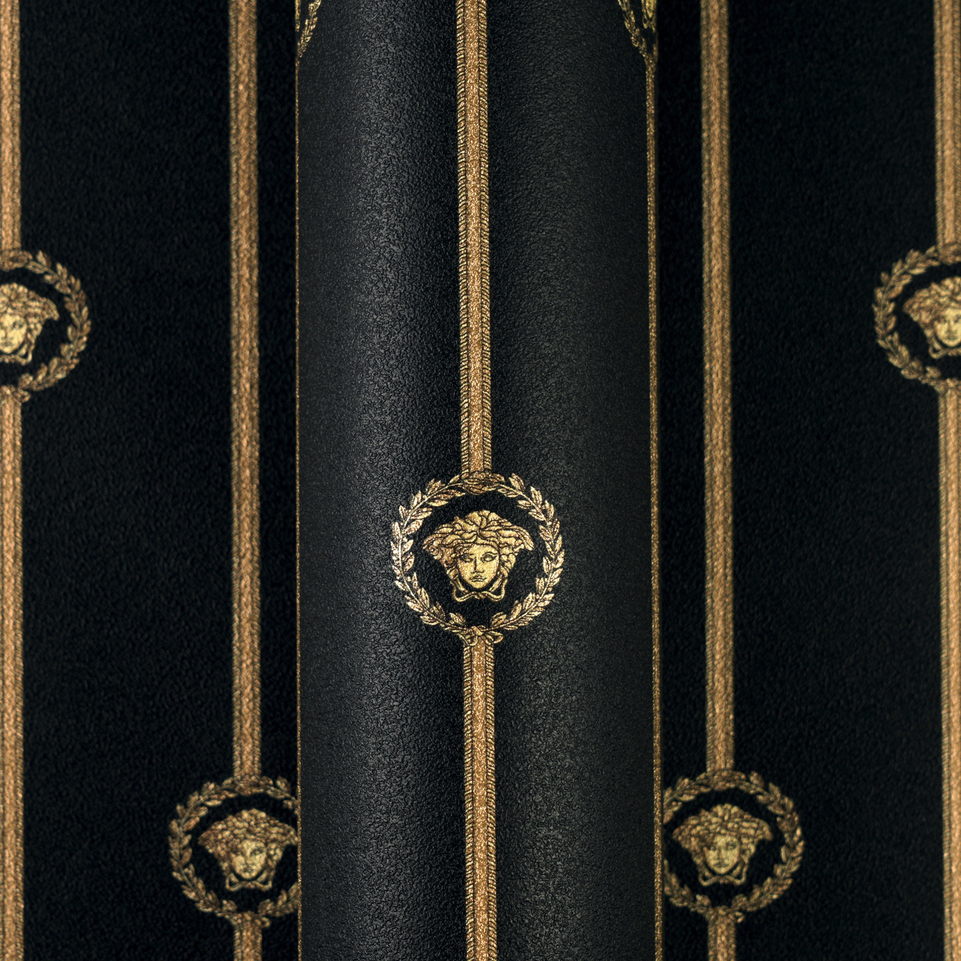 Versace Vliestapete »Versace 6 I Love Baroque –« 3D-Optik | Barock | Motiv geprägt Edle Bordüre mit ikonischem Medaillonmotiv & glänzender Struktur