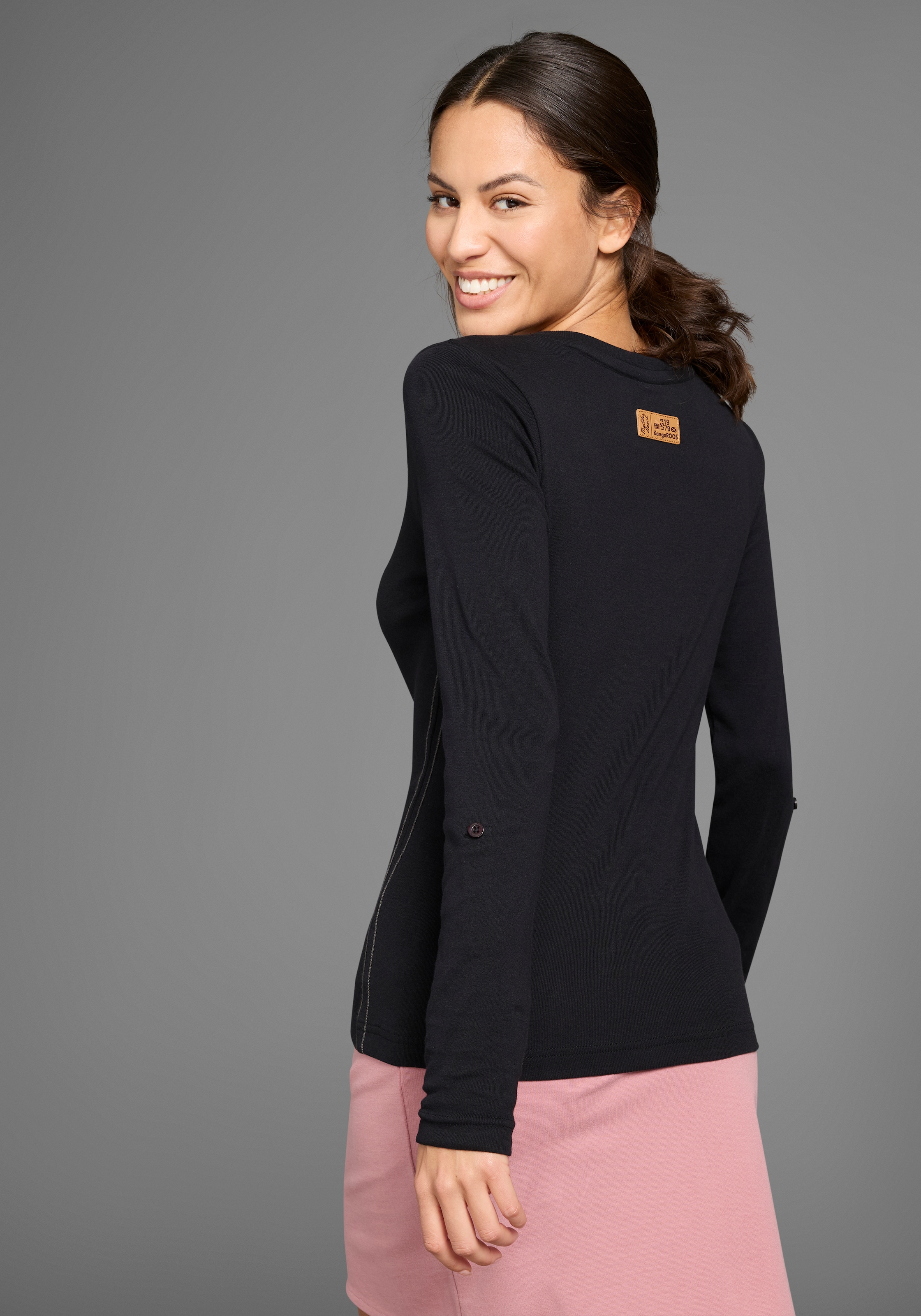 KangaROOS Langarmshirt mit Krempelärmeln,  sehr figurbetont,  aus Rippware