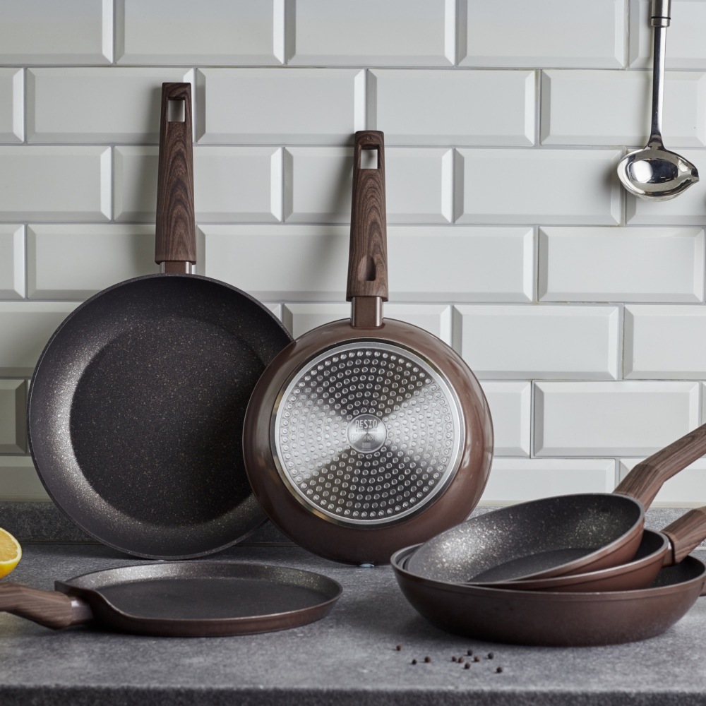 RESTO Kitchenware Bratpfanne »Carina, Universalpfanne mit holzähnlichem Soft-Touch-Griff«, Aluminium, (1 tlg.), mit Marmor-Antihaftbeschichtung, 4-lagig, für alle Herdarten geeignet