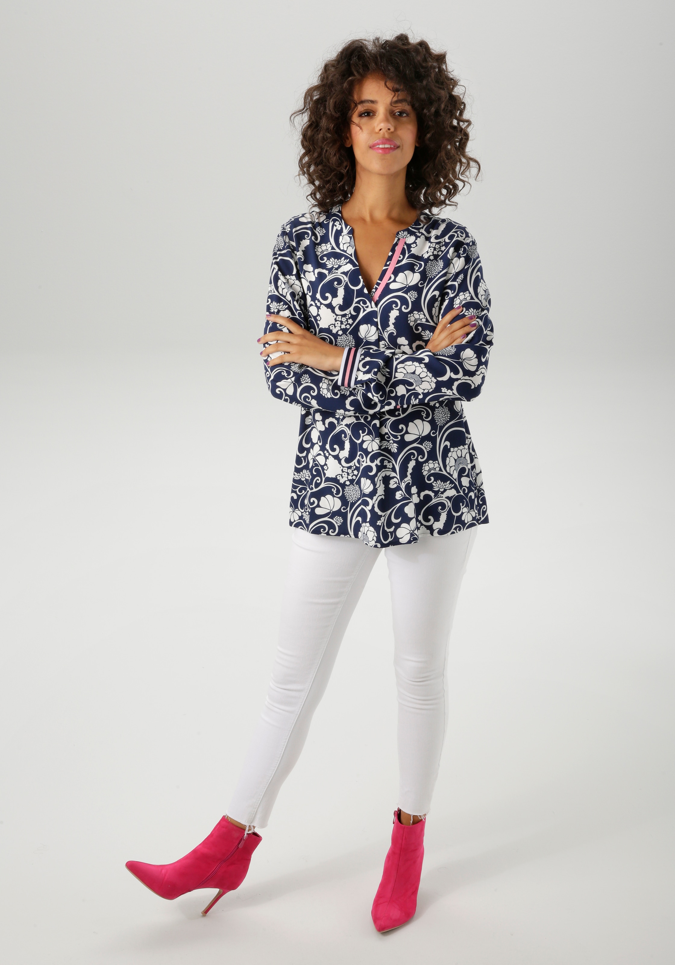Aniston CASUAL Schlupfbluse, mit fantasievollem, grafischen Blumendruck - NEUE KOLLEKTION