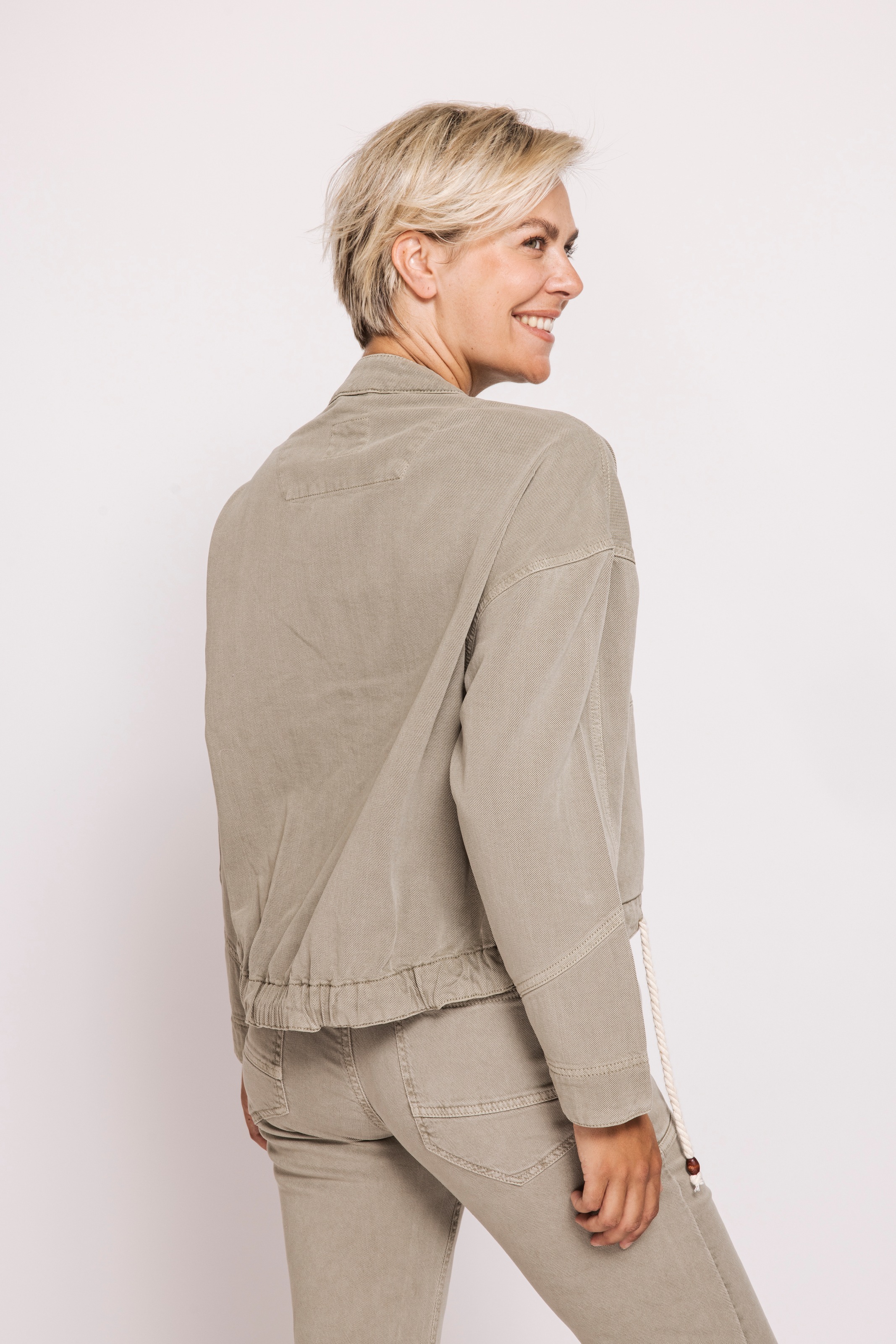 Zhrill Kurzjacke »ZHCALISTA« große Ziernähte, auffällige Knöpfe