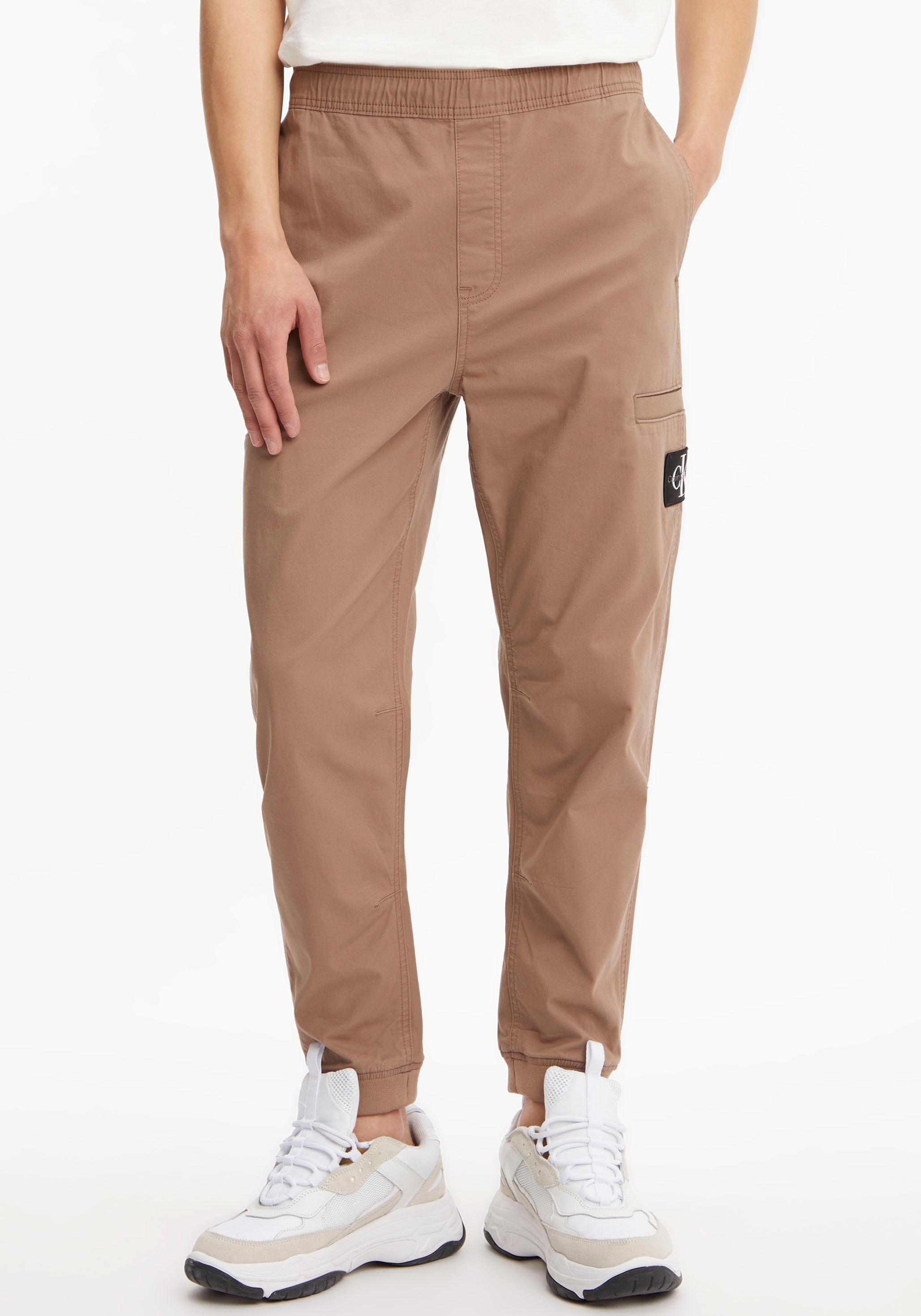 Calvin Klein Jeans Jogginghose »BADGE ELASTIC TRIM WOVEN PANT«, mit Calvin Klein Logo-Badge auf dem Bein
