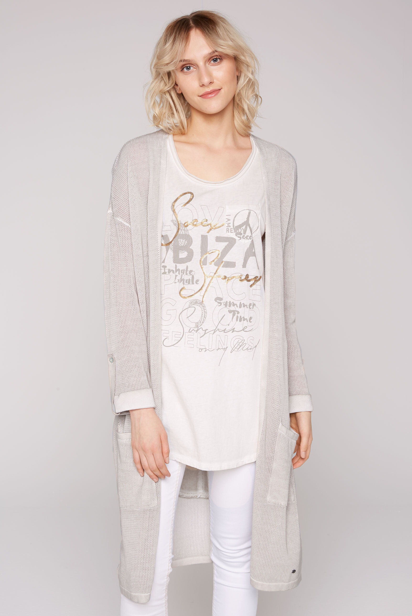 SOCCX Cardigan, mit Wording aus Glitzersteinchen auf dem Rücken