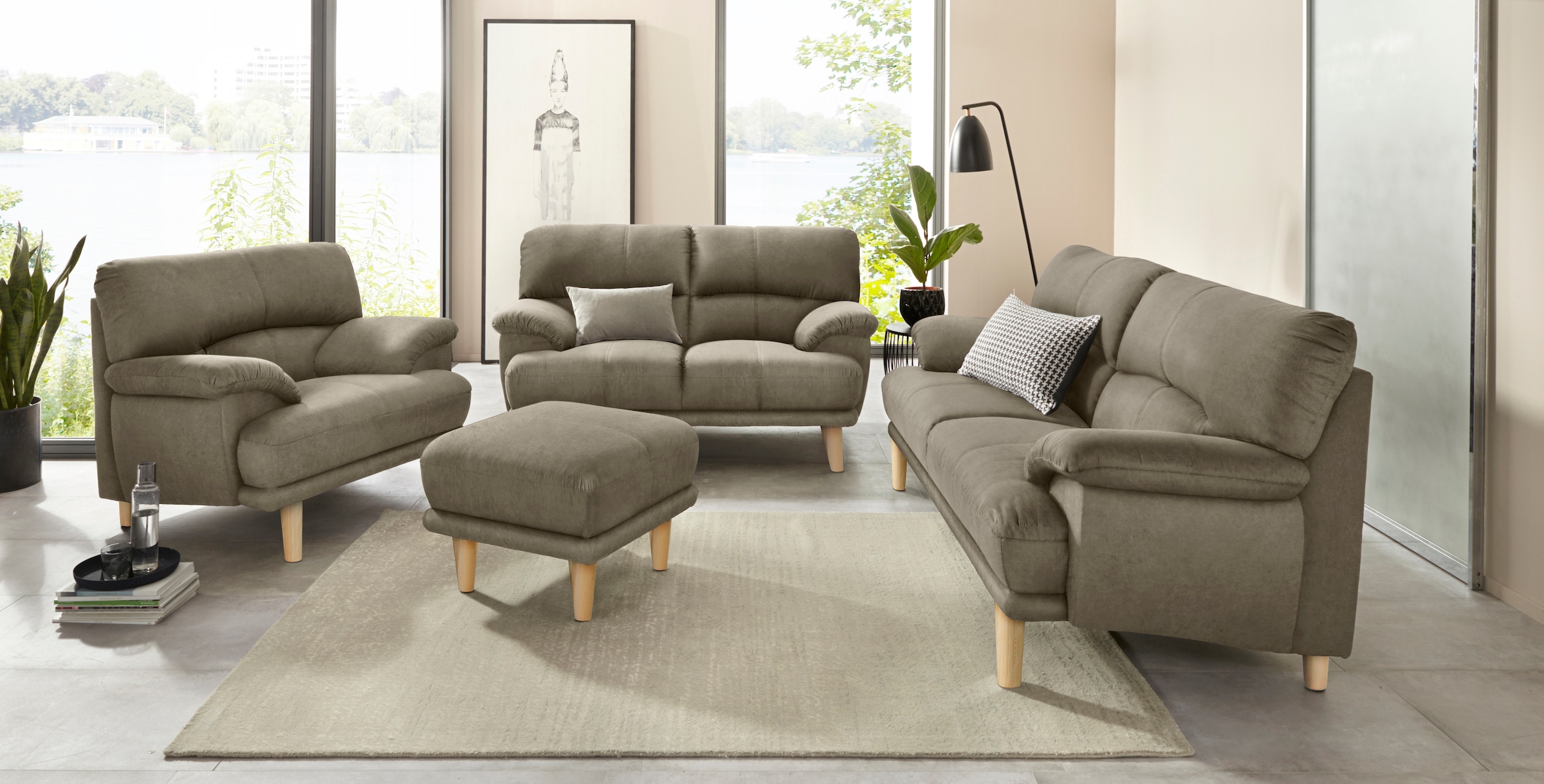 TRENDMANUFAKTUR 3-Sitzer »Cecilia, Sofa in italienischem Design«, mit tollem Sitzkomfort, extrabequeme Armlehnen, Holzfüße