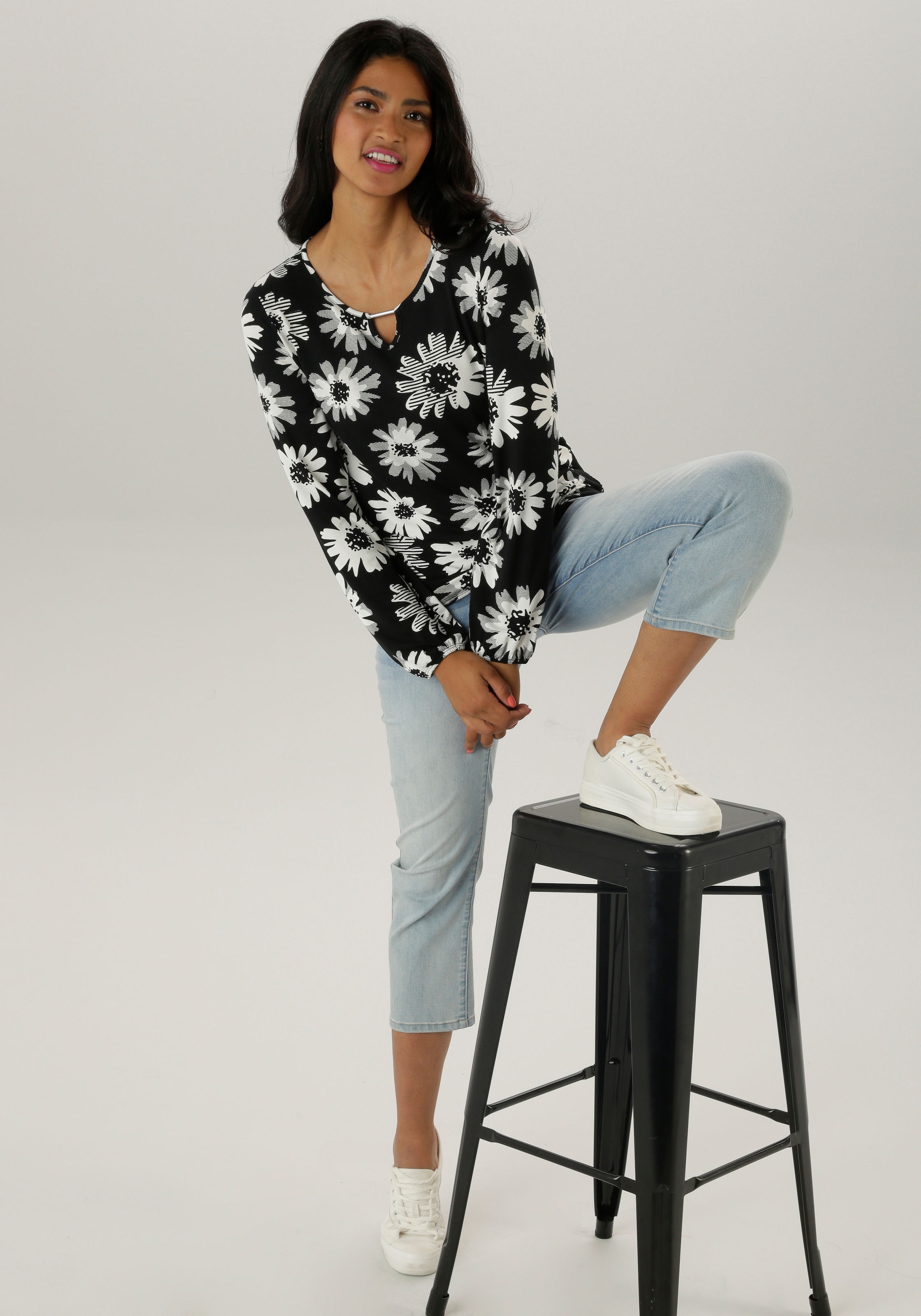Aniston SELECTED Langarmshirt, mit Cut-out und phantasievollem Blumenmuster