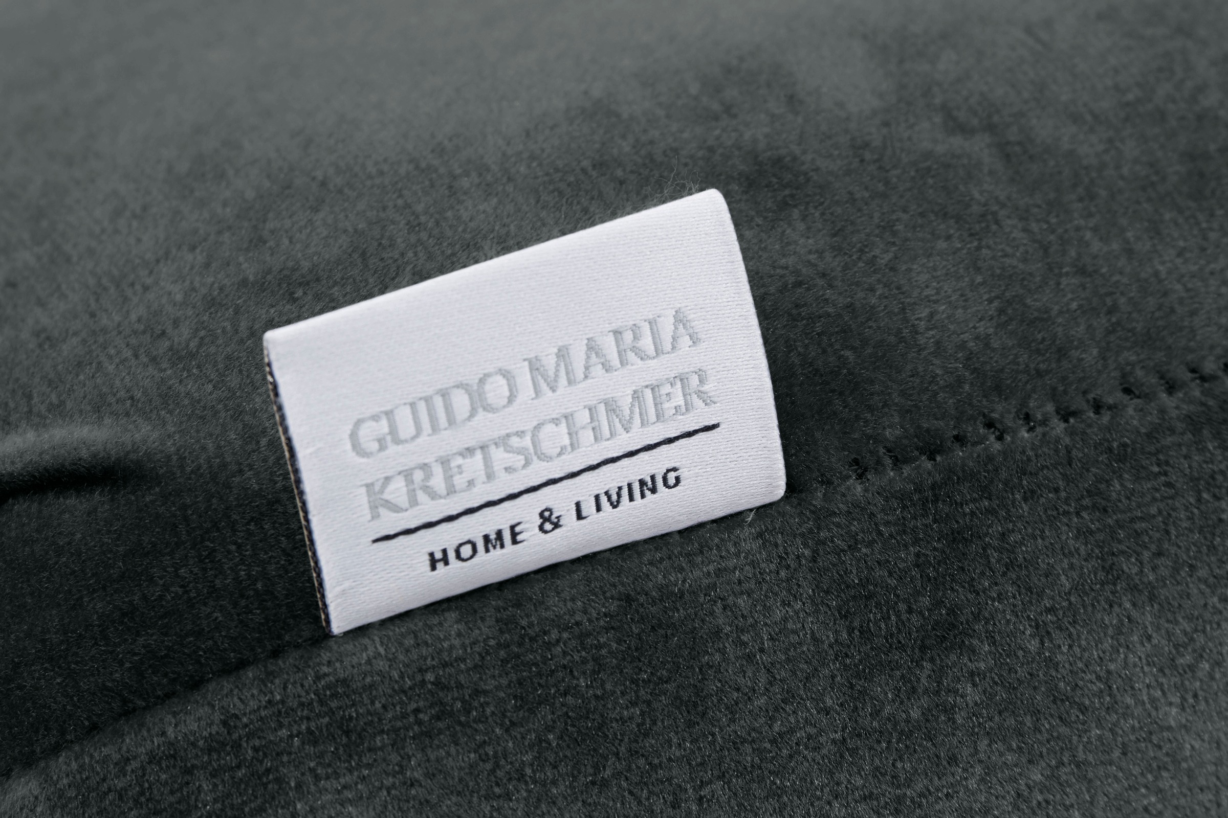 Guido Maria Kretschmer Home&Living Polsterhocker »Kalina«, mit klassischer Chesterfield-Knopfheftung, passend zur Serie "Kalina"