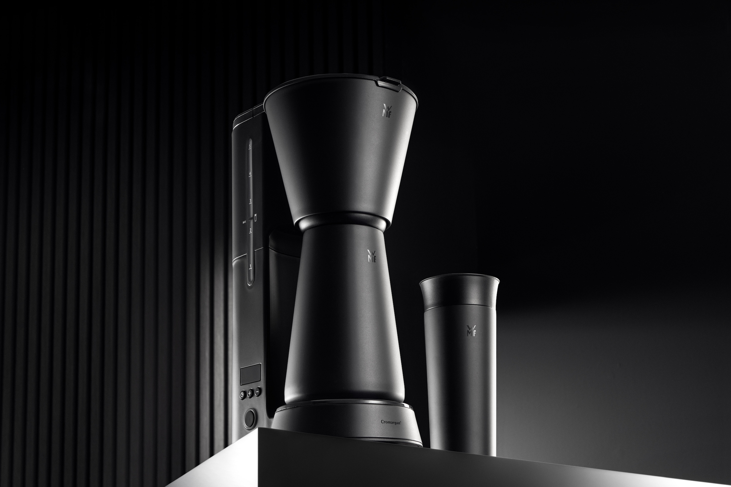 WMF Filterkaffeemaschine »KÜCHENminis®, Aroma Thermo to go Deep Black«, 0,625 l Kaffeekanne, Papierfilter, 1x2, Abschaltautom., Cromargan, inkl. Thermokanne und Thermo-Trinkbecher