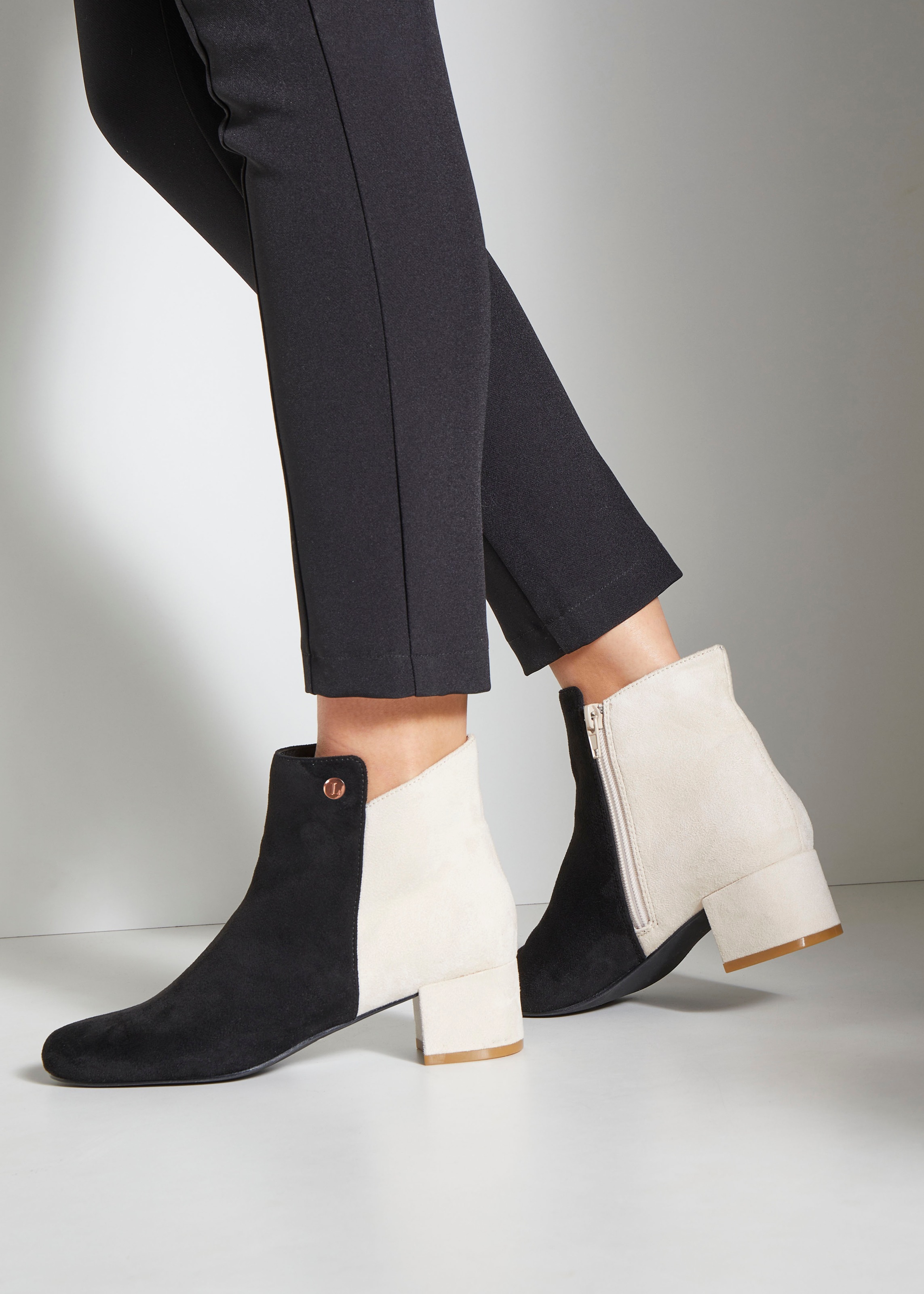 LASCANA Stiefelette, mit raffiniertem Detail und Blockabsatz, kurzer Stiefel VEGAN