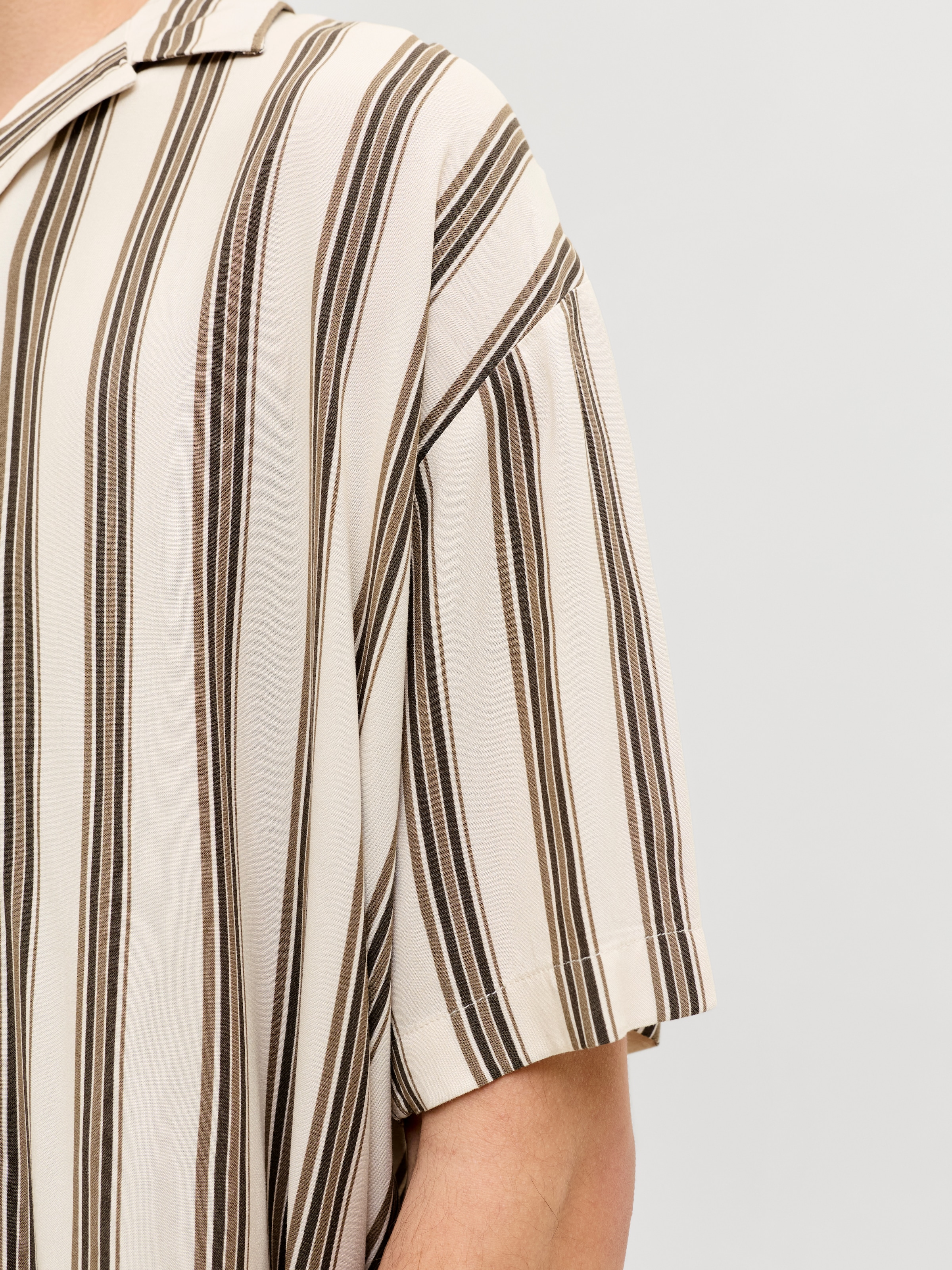 Jack & Jones Kurzarmhemd »JJEJEFF RESORT STRIPE SHIRT S/S SN« Viskose, loose fit