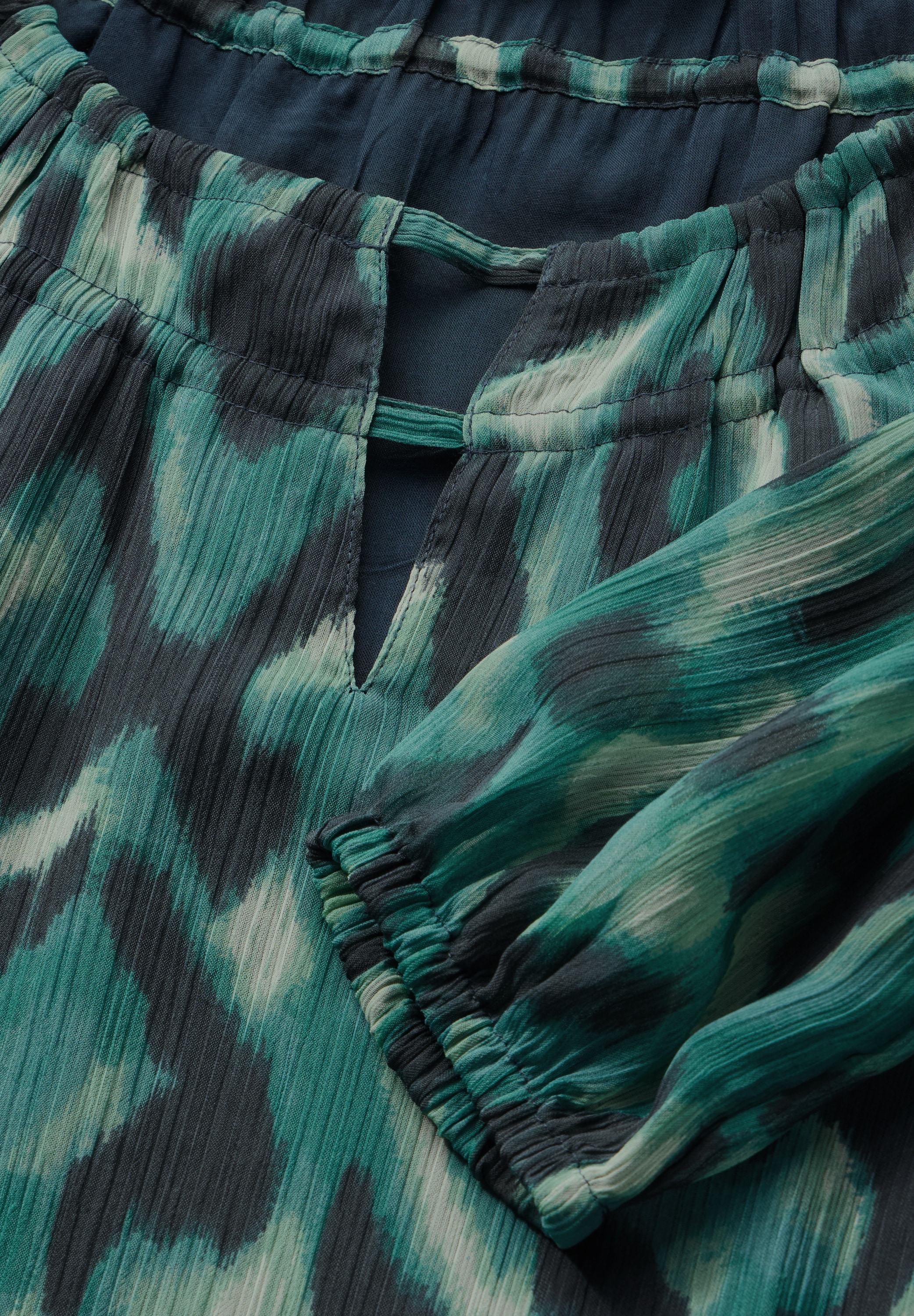 STREET ONE Chiffonbluse, mit grafischem Muster und Raffungen am Kragen