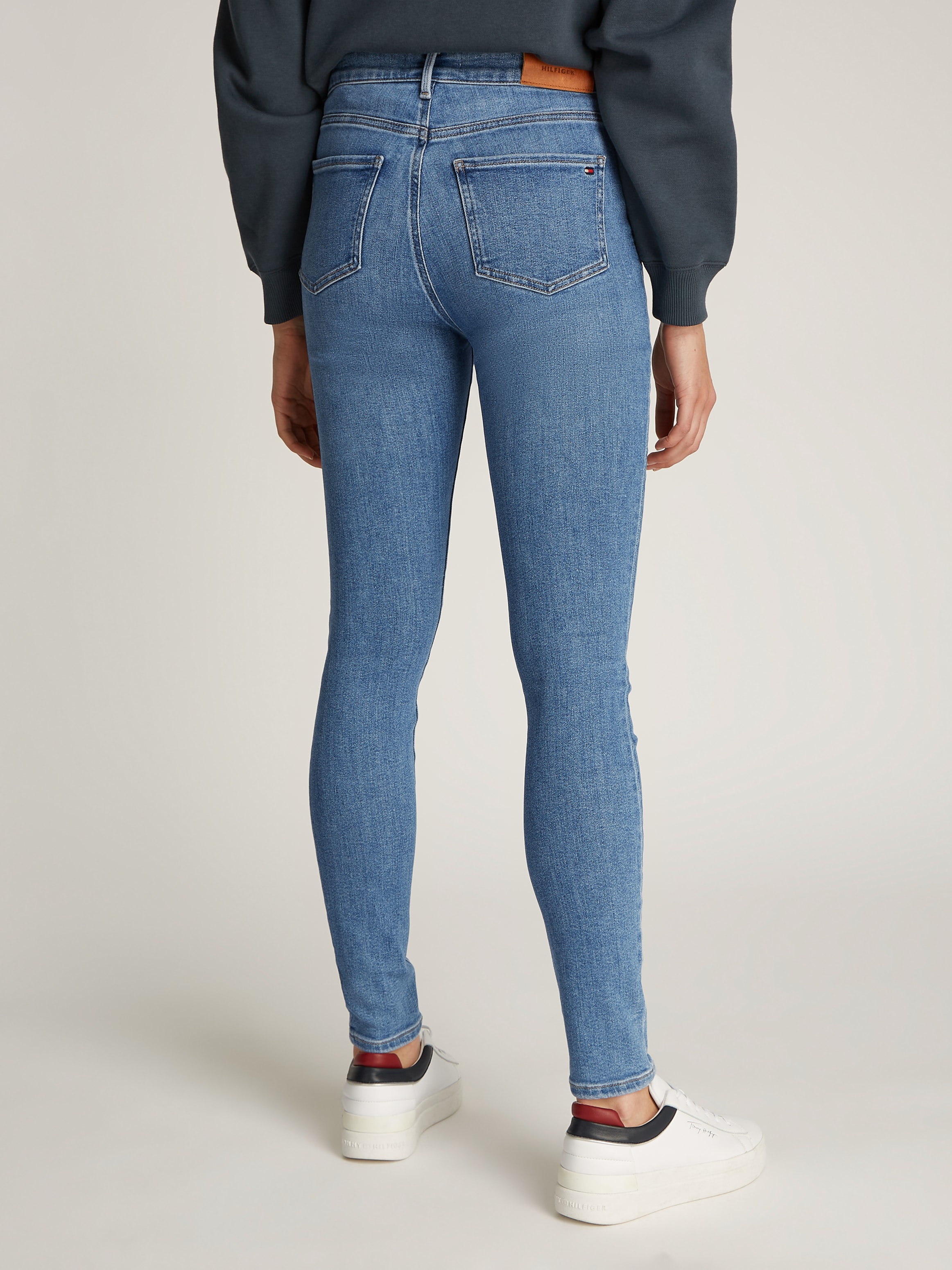 Tommy Hilfiger Skinny-fit-Jeans »Harlem Skinny High Waist«, mit Logo-Badge, in blauer Waschung, in Knöchellänge