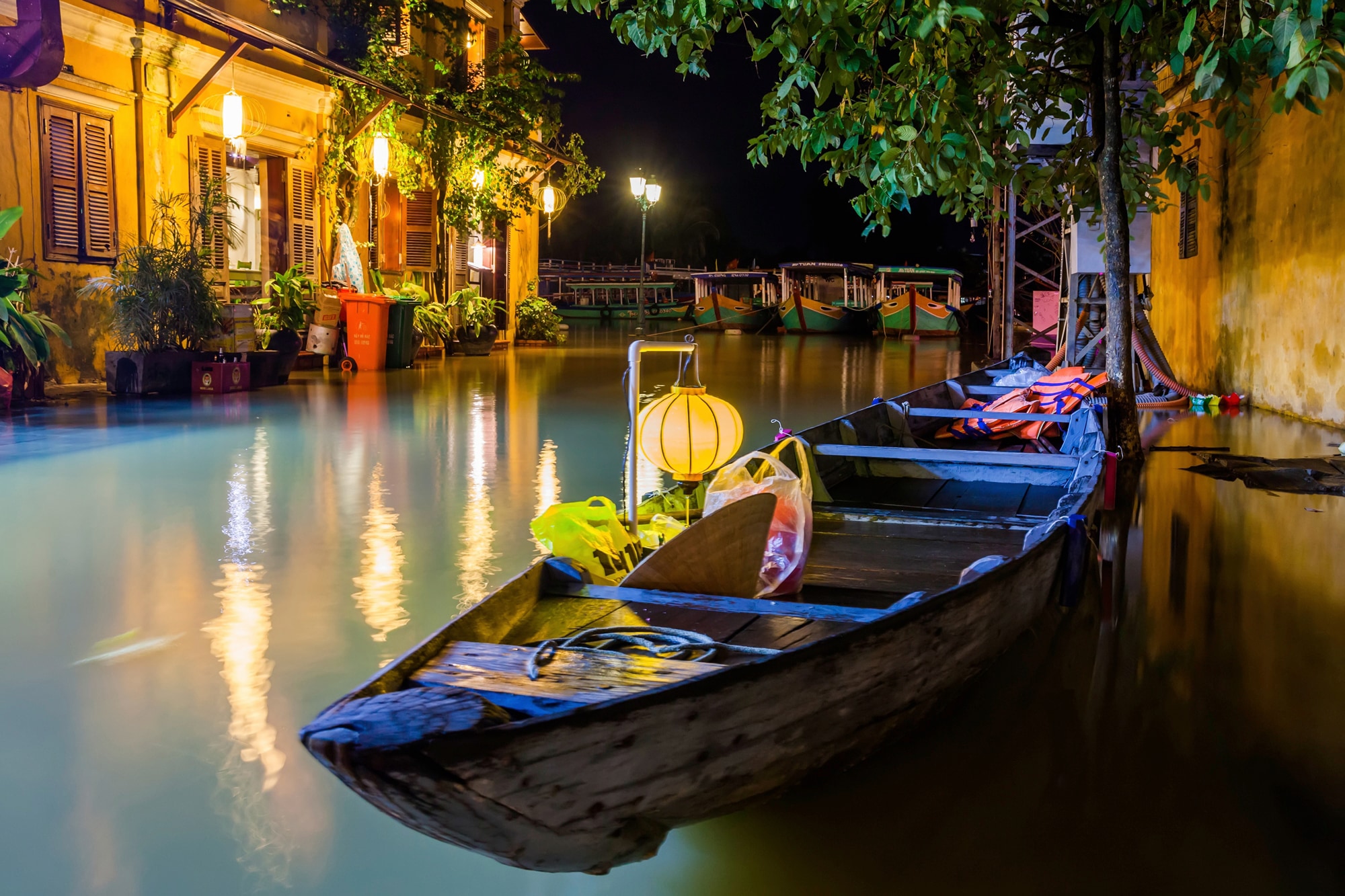 Papermoon Fototapete »HOI AN VIETNAM-FLUSS CANAL GASSE ALTSTADT BLUMEN MAUE günstig online kaufen