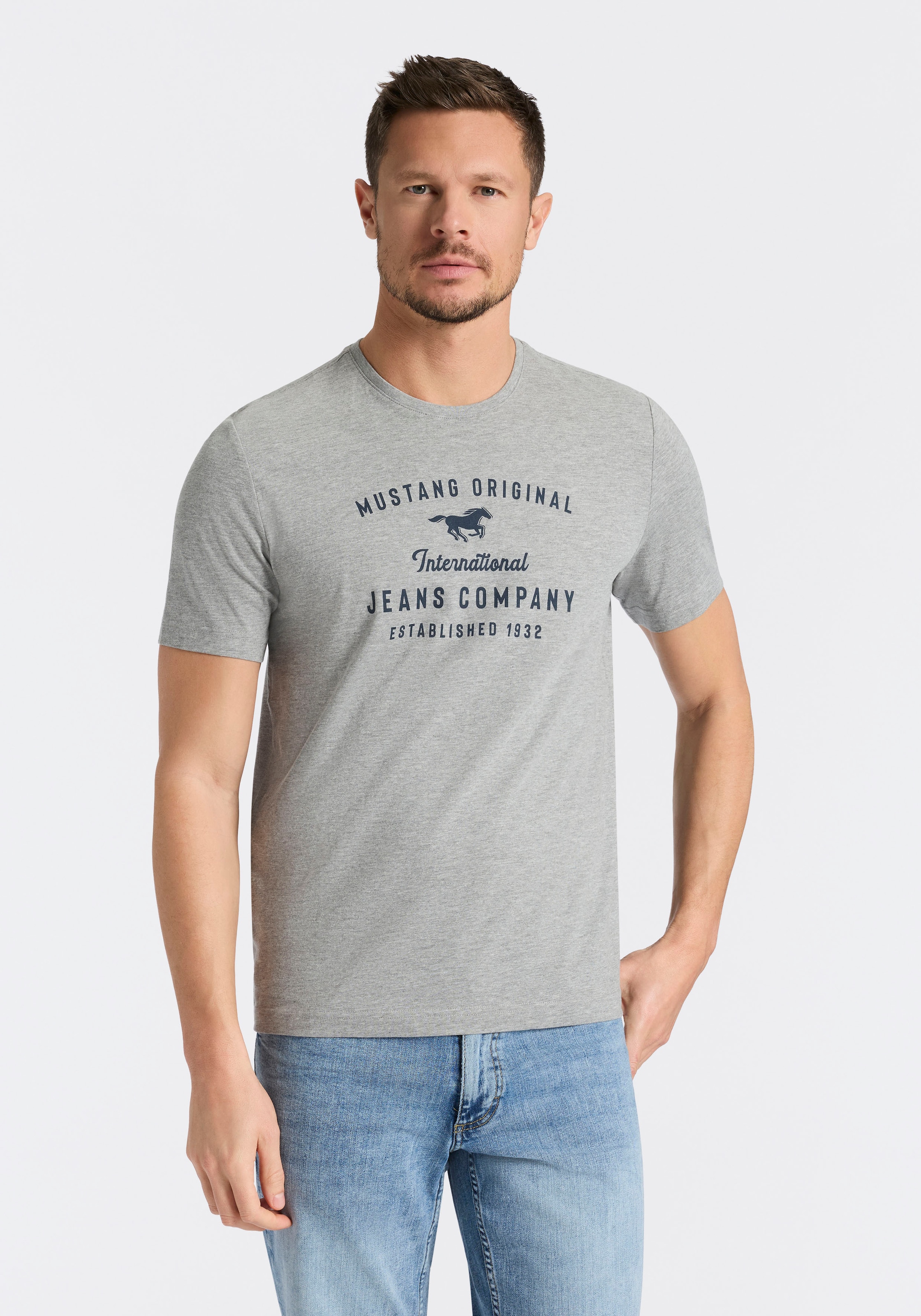 MUSTANG Rundhalsshirt »Alex Logoprint uni« normale Passform, Kurzarm-Design