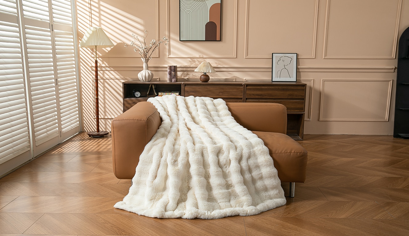OTTO home Wohndecke »Briee Premium 550g/m², hochwertig, flauschige Decke, maximaler Komfort« Decke mit Fell-Optik, bubble, unifarben, hochwertige Qualität 550g/m²