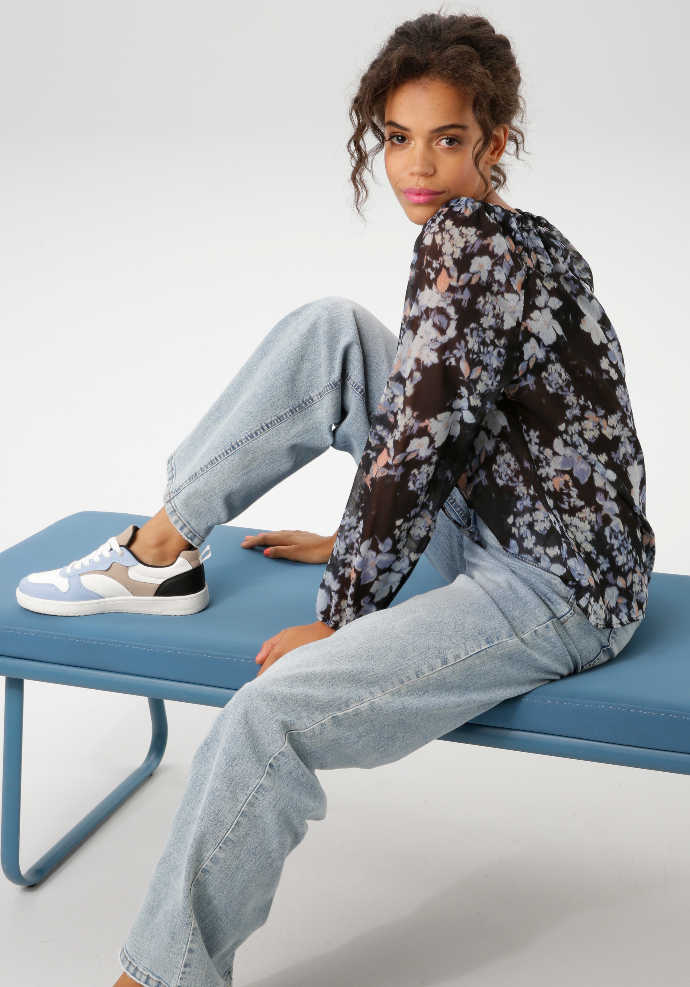 Aniston CASUAL Schlupfbluse mit raffiniertem Cut-Out im Rücken