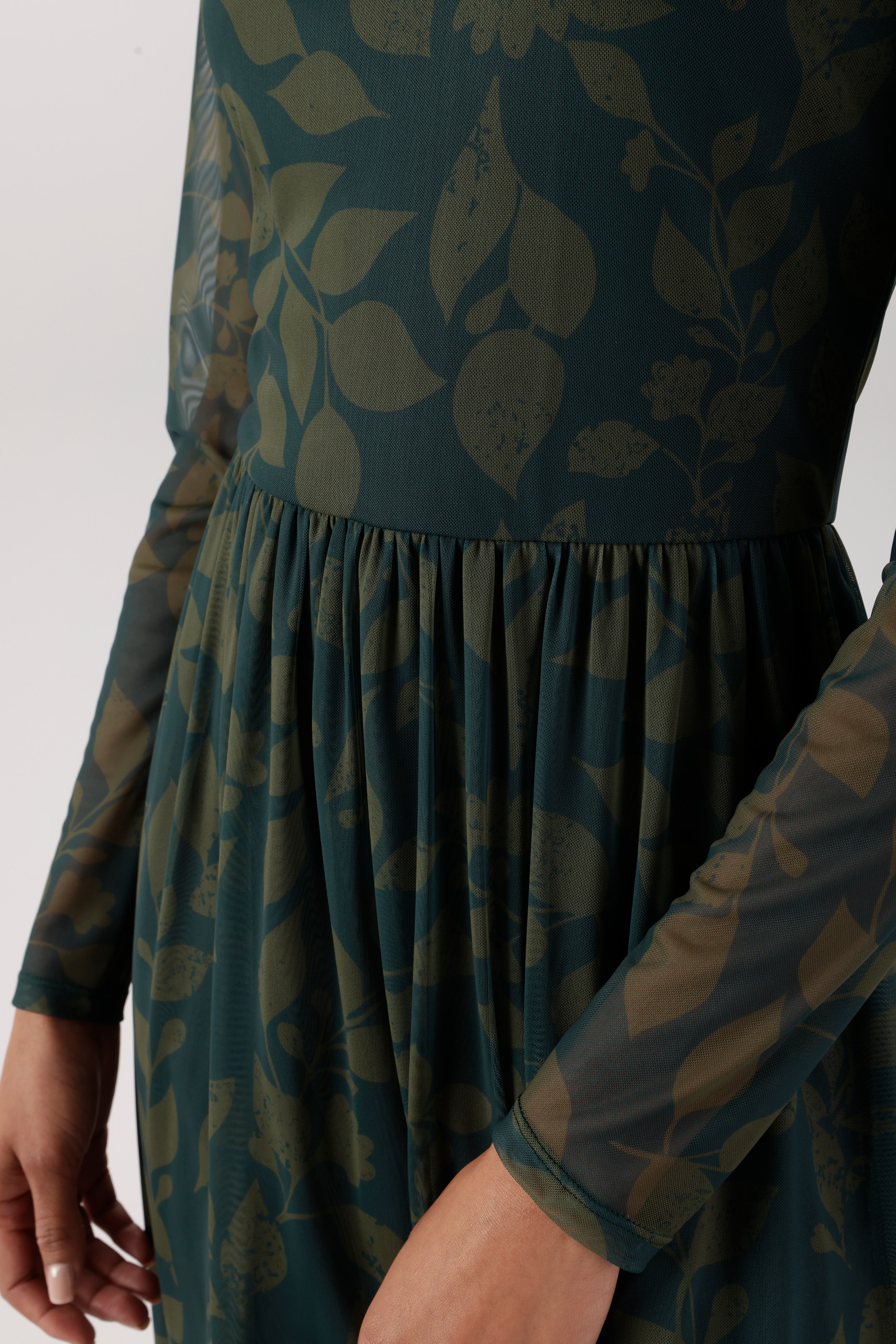 Aniston SELECTED Midikleid mit floraler, fantasievoller Blättermuster