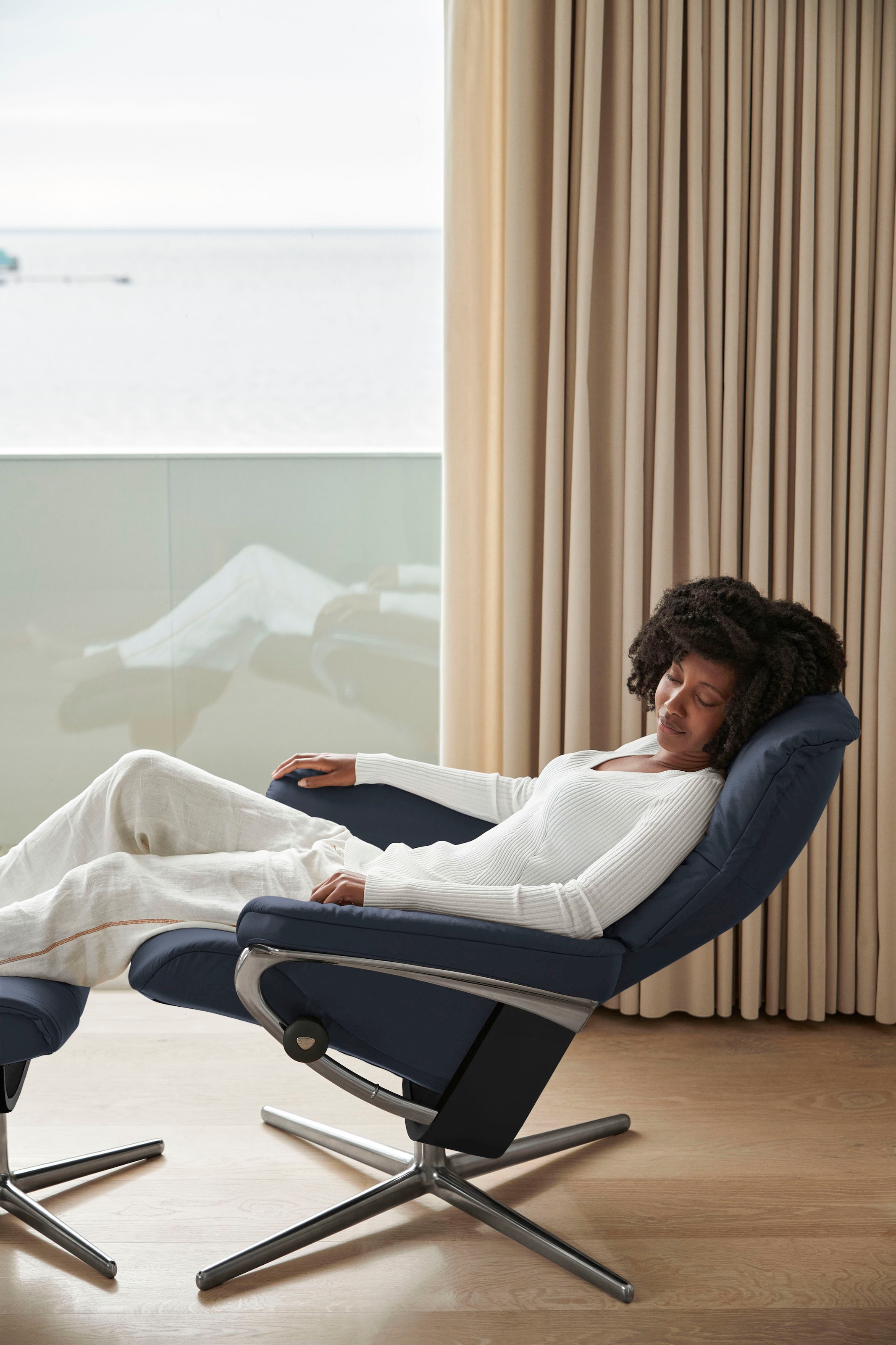Stressless® Relaxsessel »Mayfair«, (Set, Relaxsessel mit Hocker), mit Hocker, mit Cross Base, Größe S, M & L, Holzakzent Schwarz