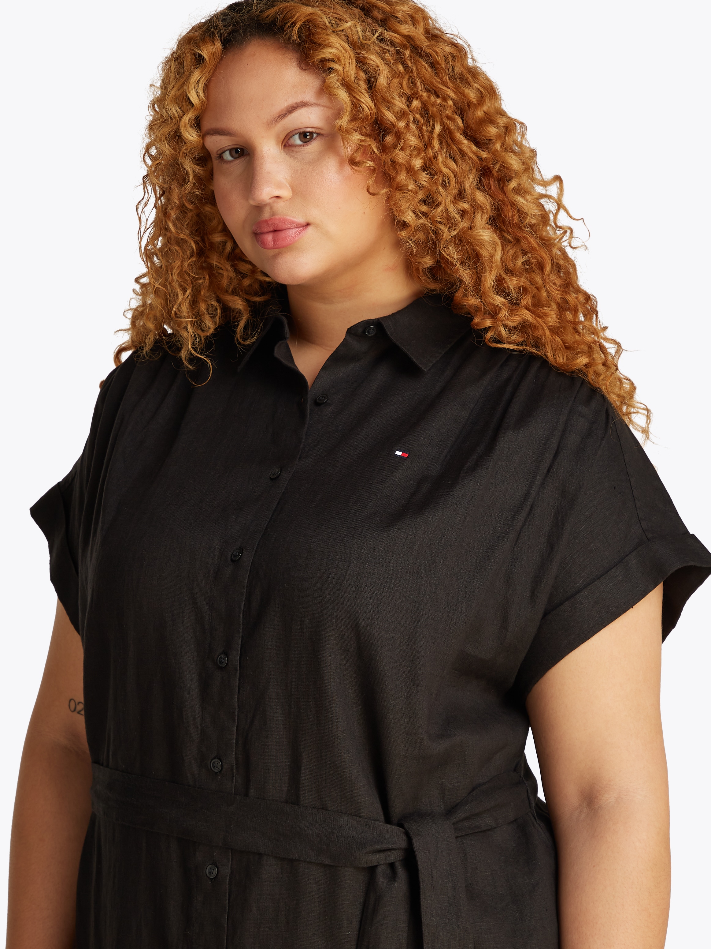 Tommy Hilfiger Curve Midikleid »CRV ESS LI BELTED S/S MIDI DRESS«, in Großen Größen, mit Gürtel, Logostickerei