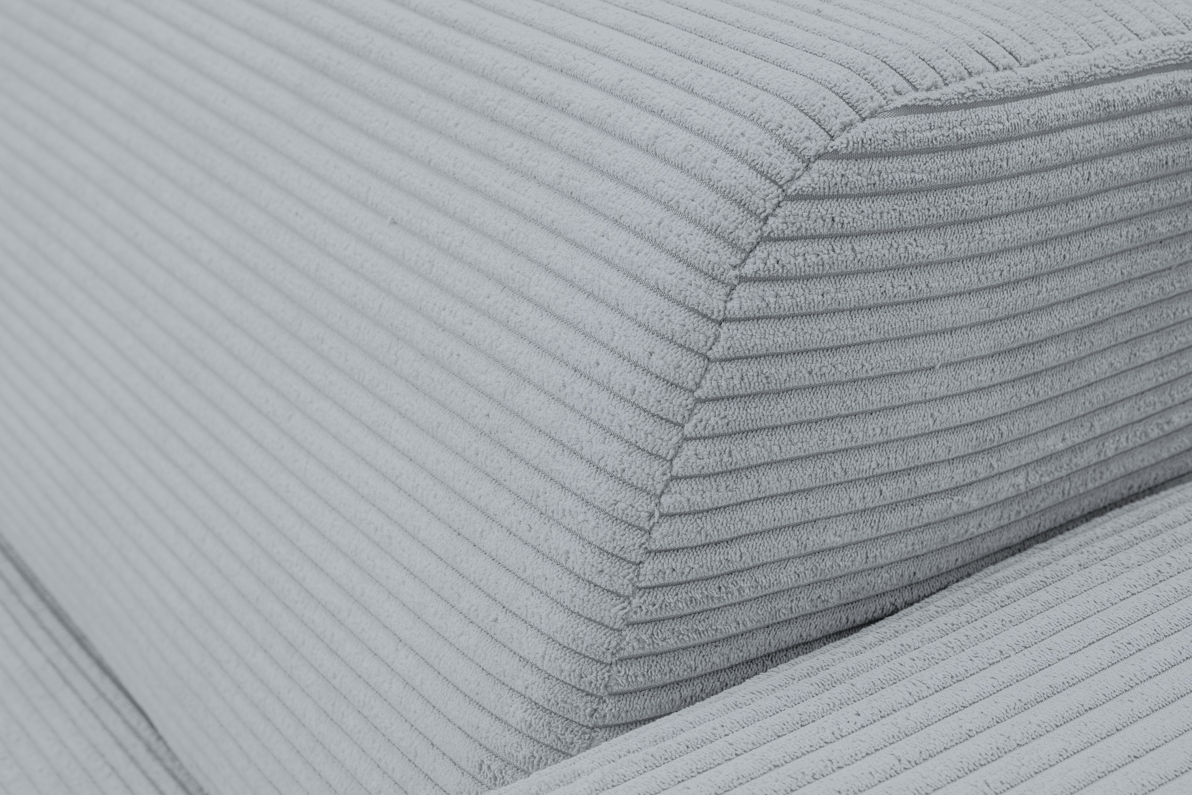 WERK2 Ecksofa »Zeus-M, tolles Sofa mit schönen Details, L-Form«, Curvy Trend Garnitur, urbane Optik, komfortable Wellenunterfederung