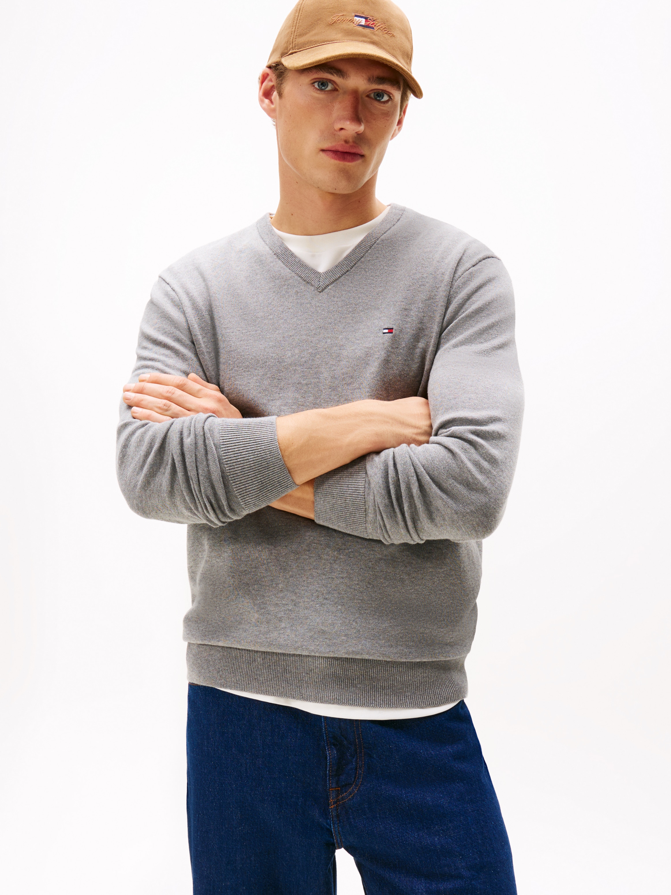 Tommy Hilfiger Strickpullover »ESSENTIAL COTTON V NECK mit V-Ausschnitt und Stickerei«, unifarben, casual, regular fit, Baumwolle, V-Ausschnitt