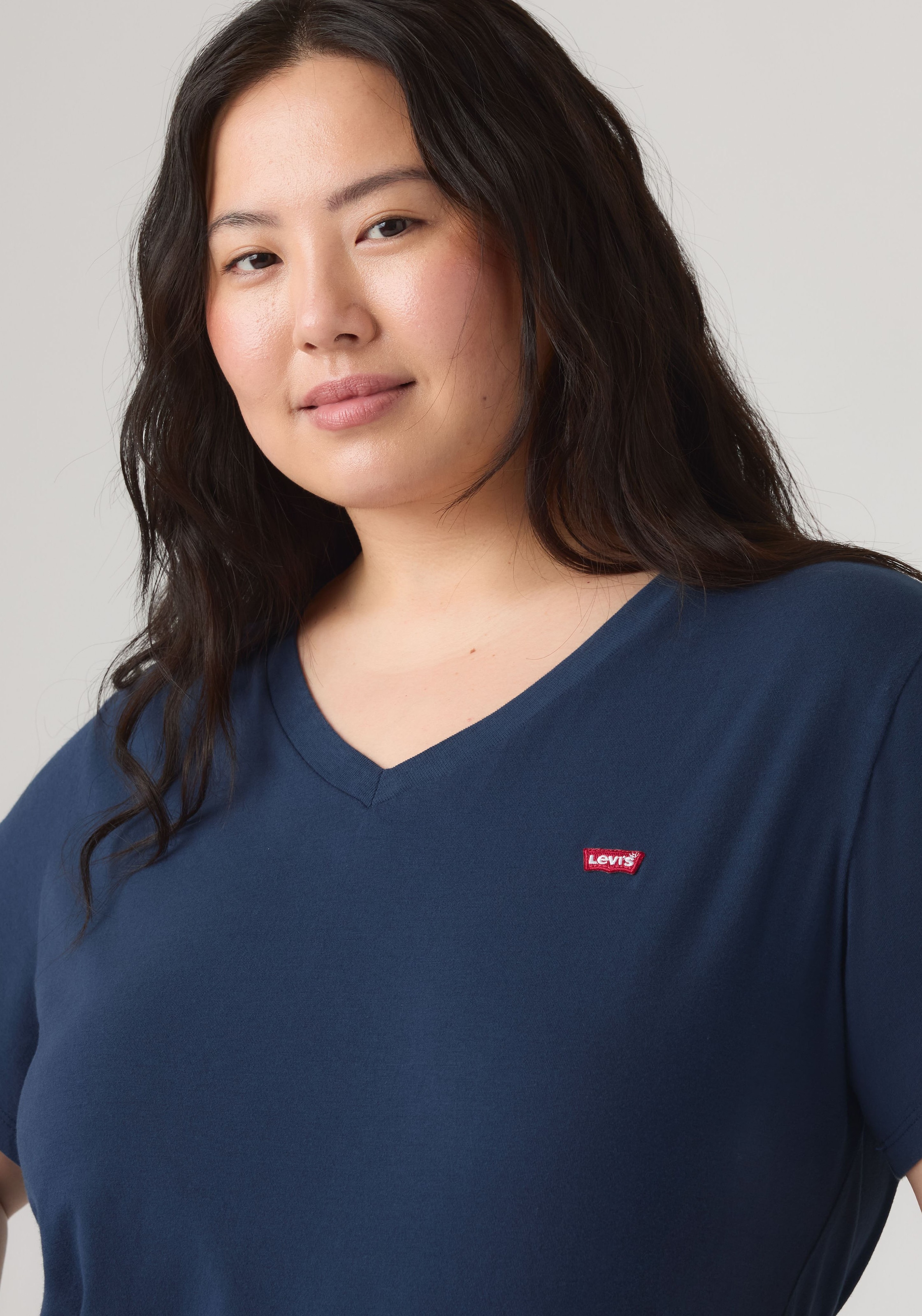 Levi's® Plus V-Shirt »V NECK TEE« Figurumspielende Passform