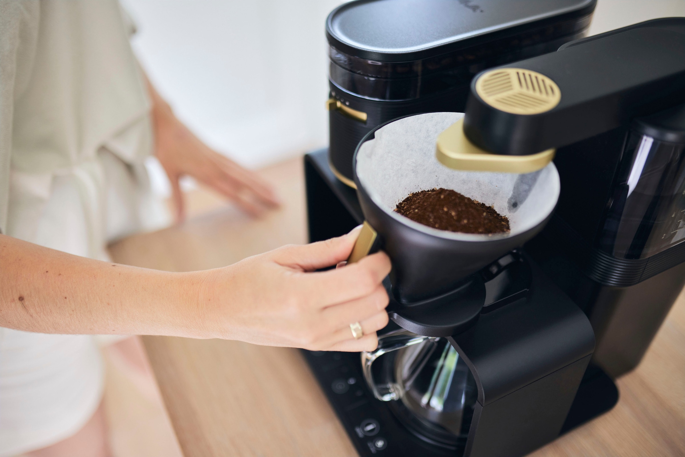 Melitta Kaffeemaschine mit Mahlwerk »EPOS® 1024-04«, 1 l Kaffeekanne,  Papierfilter, 1x4, Schwarz/Gold, 360°rotierender Wasserauslauf bestellen