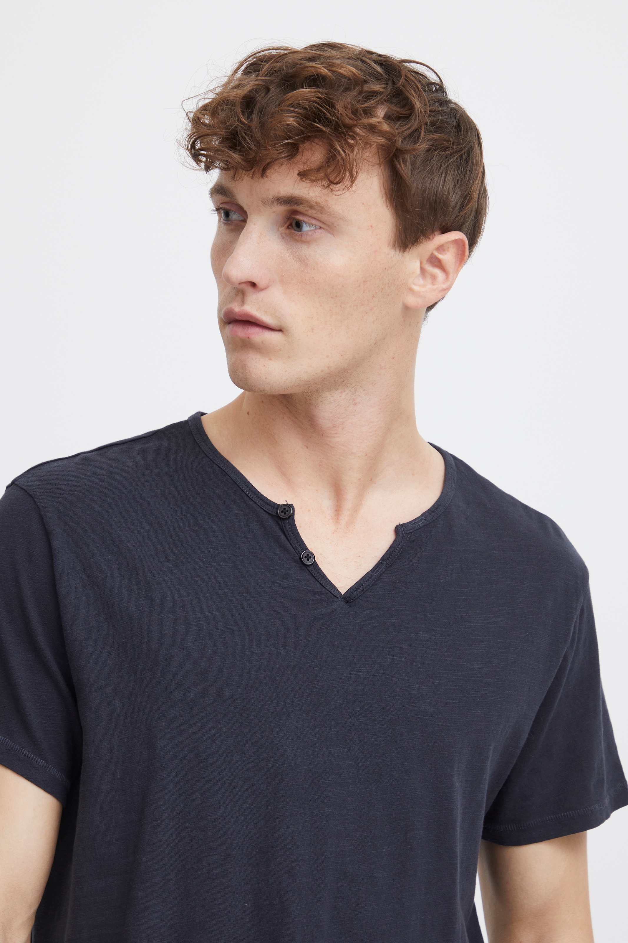 Blend T-Shirt »BHAshton split neck tee« mit Deko-Knopfdetail am Ausschnitt