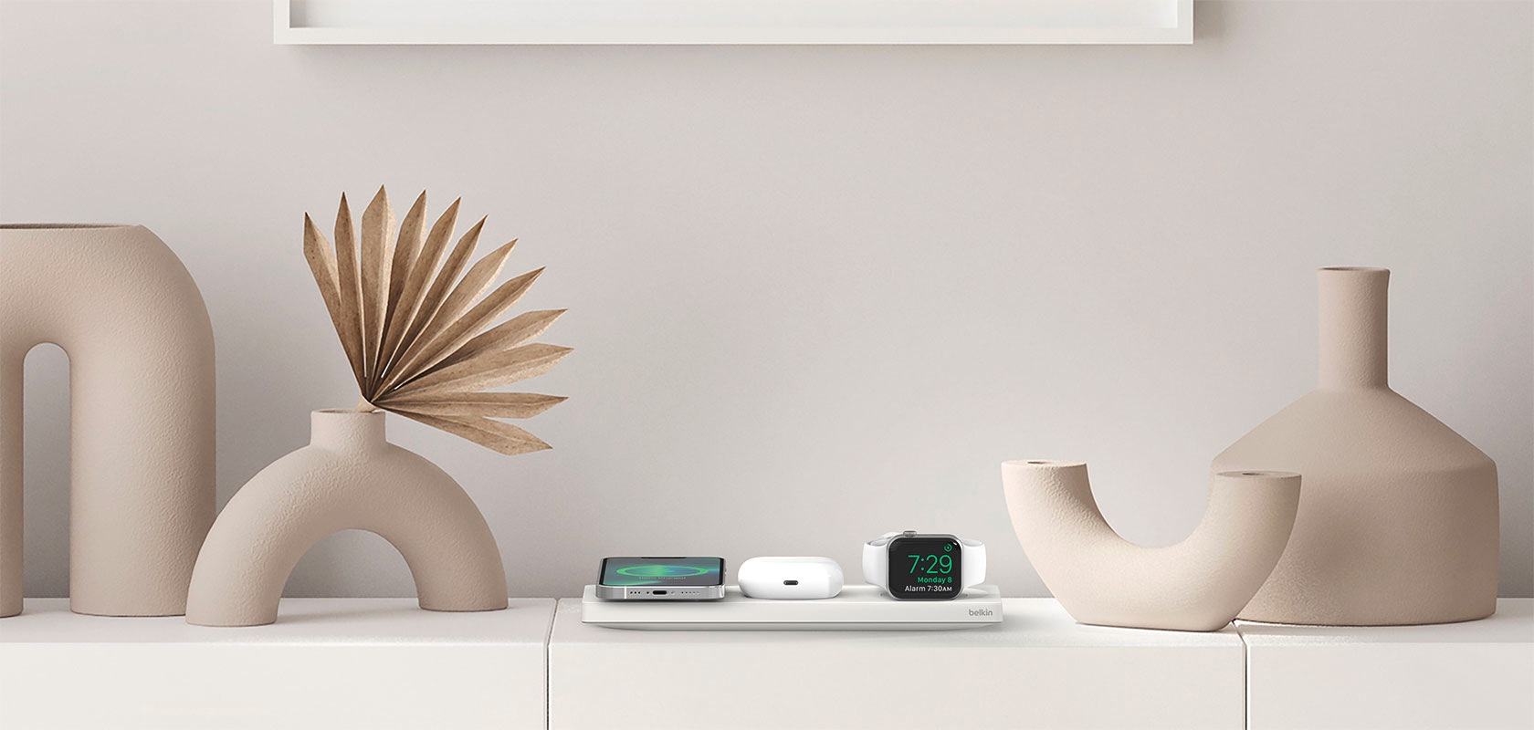 Belkin Smartphone-Ladegerät »Belkin drahtloses 3-in-1 MagSafe Ladepad«, (inkl. Netzteil kompatibel für iPhone der Serie 15/14/13/12), für iPhone, Apple Watch und AirPods, Wireless Ladegerät/Ladestation