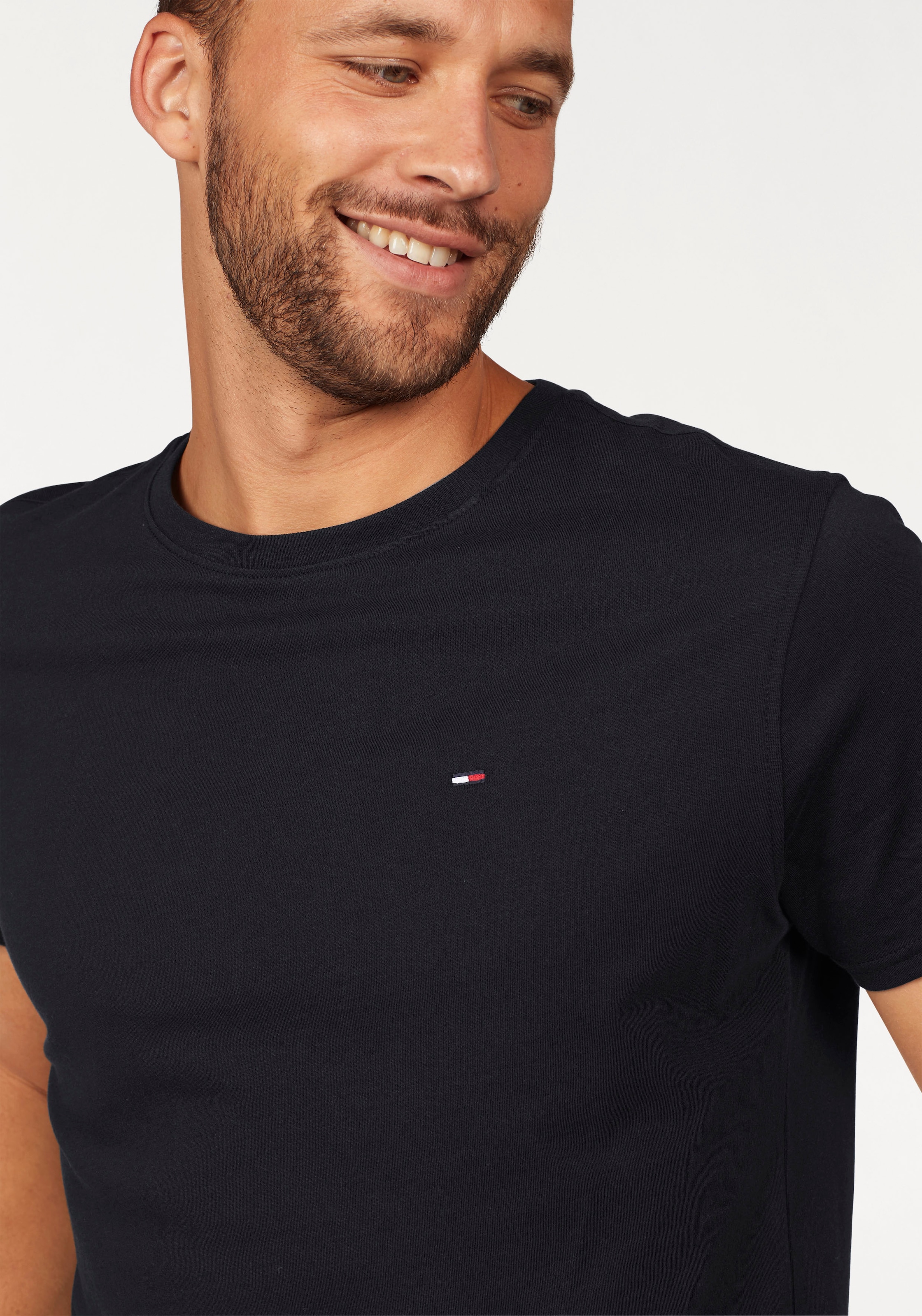 Tommy Jeans T-Shirt »TJM ESSENTIAL SOLID TEE«, Regular Fit mit Rundhalsausschnitt und dezenter Logo-Flag