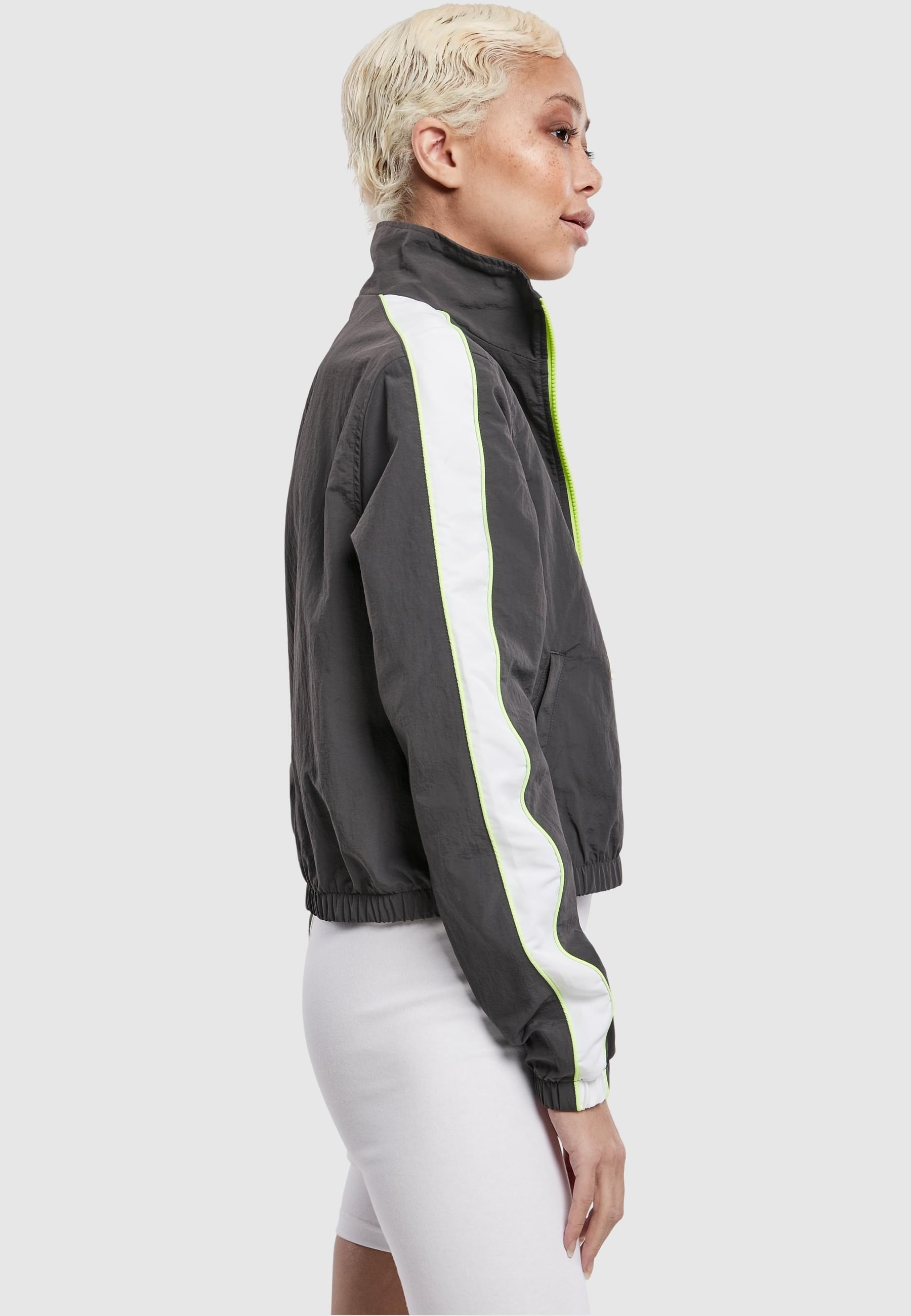 URBAN CLASSICS Allwetterjacke »Urban Classics Damen Ladies Short Piped Track Jacket« 1 Stk. tlg. ohne Kapuze