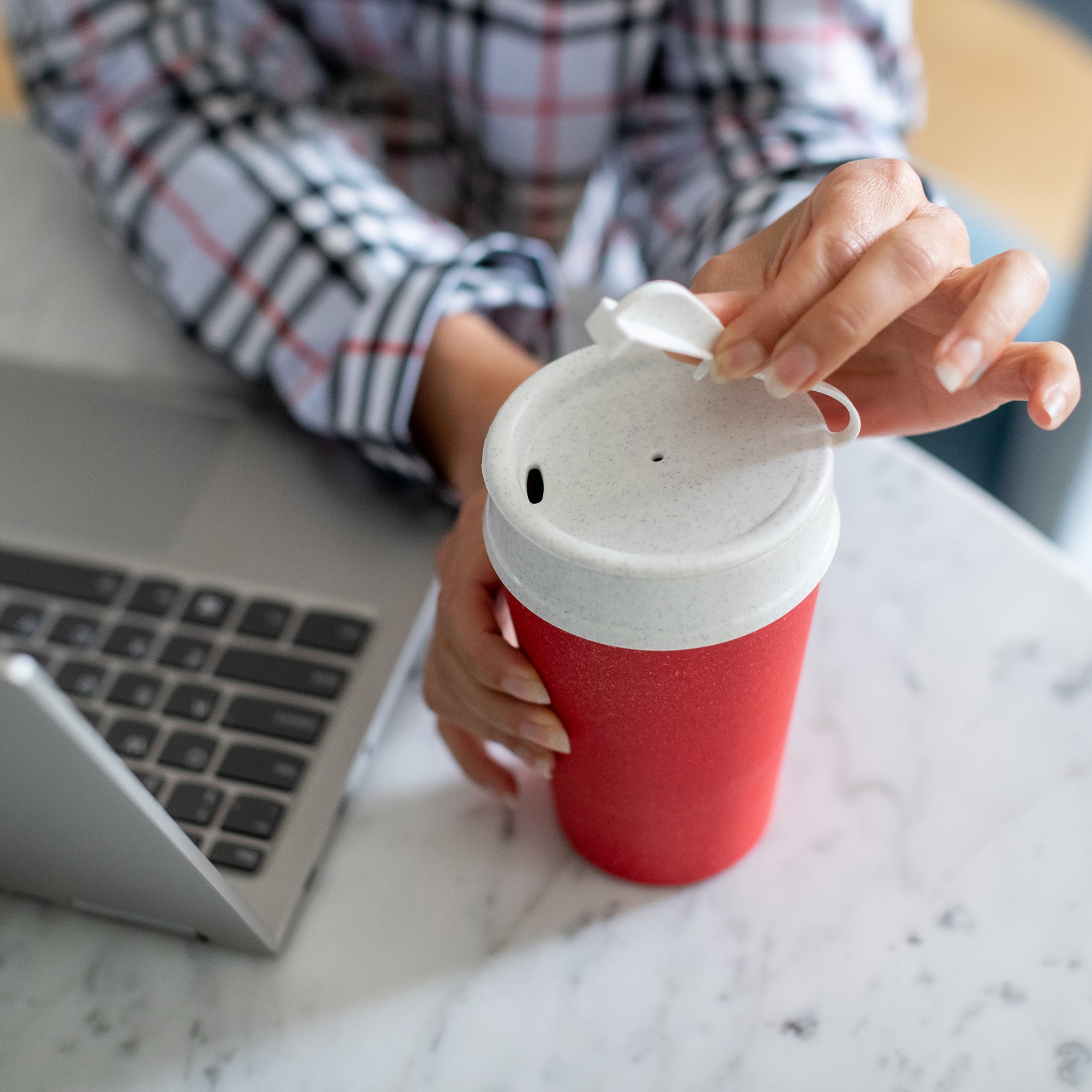 KOZIOL Coffee-to-go-Becher »ISO TO GO«, (1 tlg.), 100% biobasiertes Material,doppelwandig,melaminfrei,recycelbar,400ml