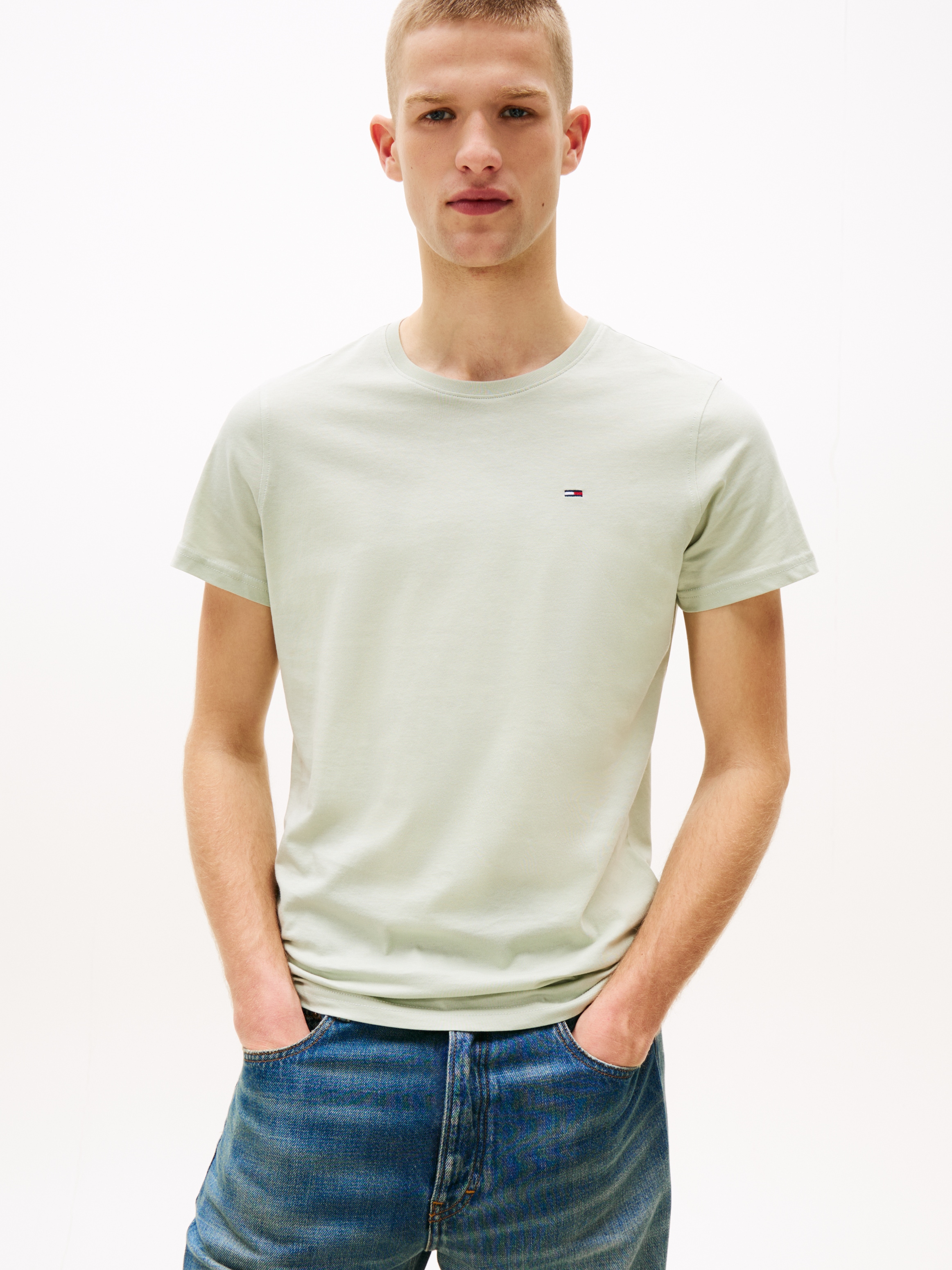Tommy Jeans T-Shirt »TJM ESSENTIAL SOLID« mit Rundhalsausschnitt und dezenter Logo-Flag