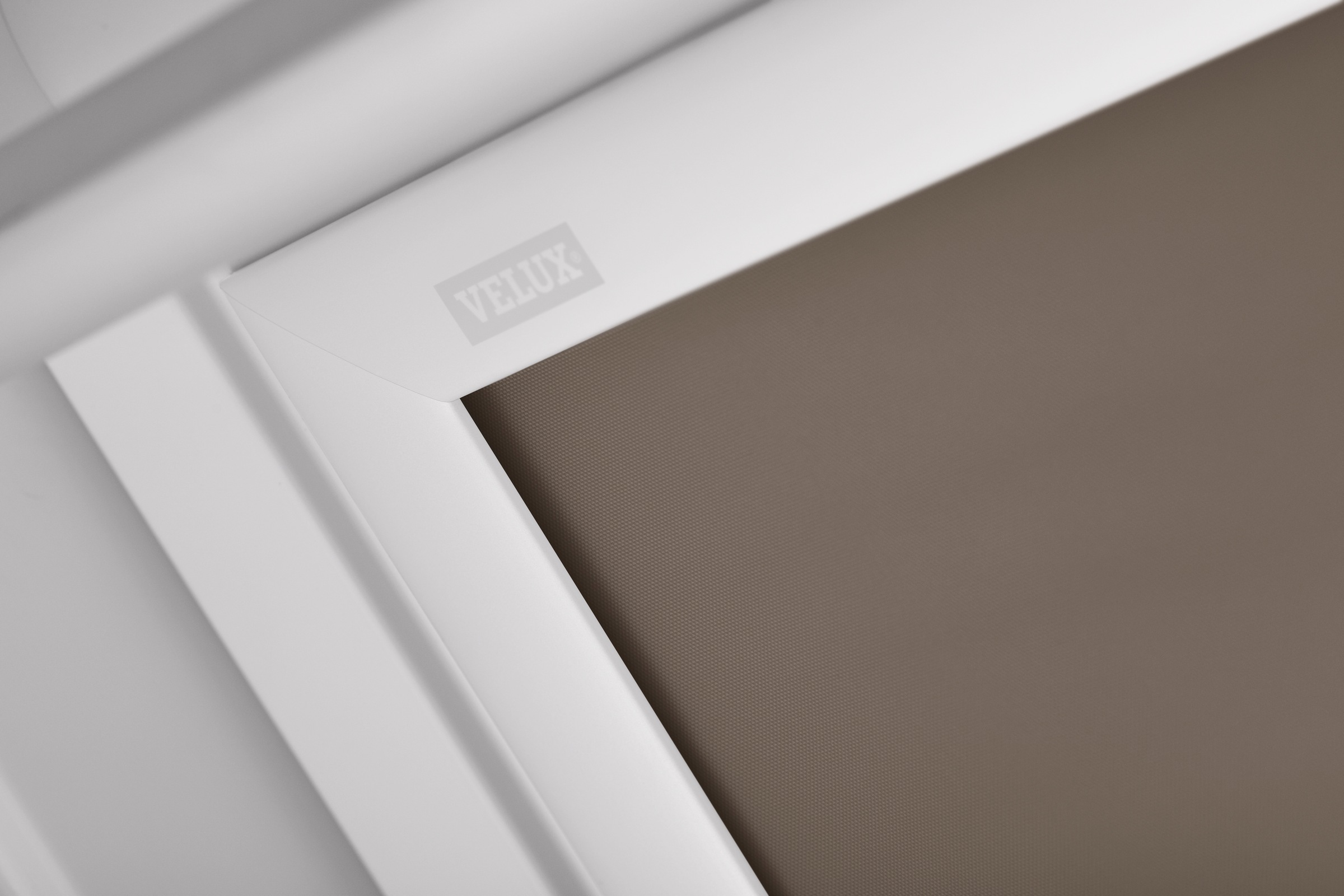 VELUX Verdunklungsrollo »DKL M12 4574S« verdunkelnd Verdunkelung ohne Bohren in Führungsschienen alufarbene Führungsschienen & Griffleiste