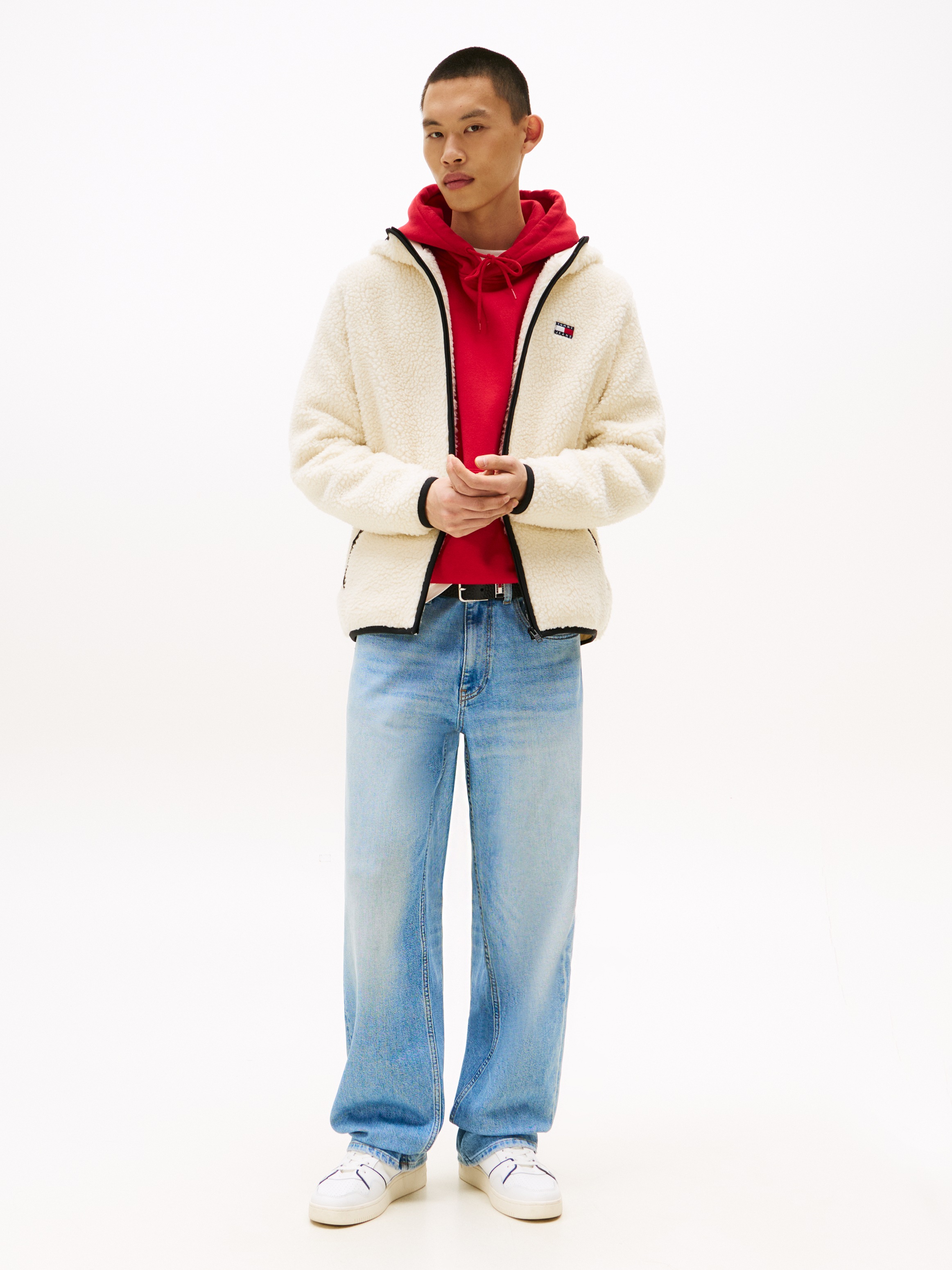 Tommy Jeans Plüschjacke »TJM REG BADGE TEDDY ZIP TRU EXT«, mit Kapuze, mit Logopatch, leicht überschnittene Schultern