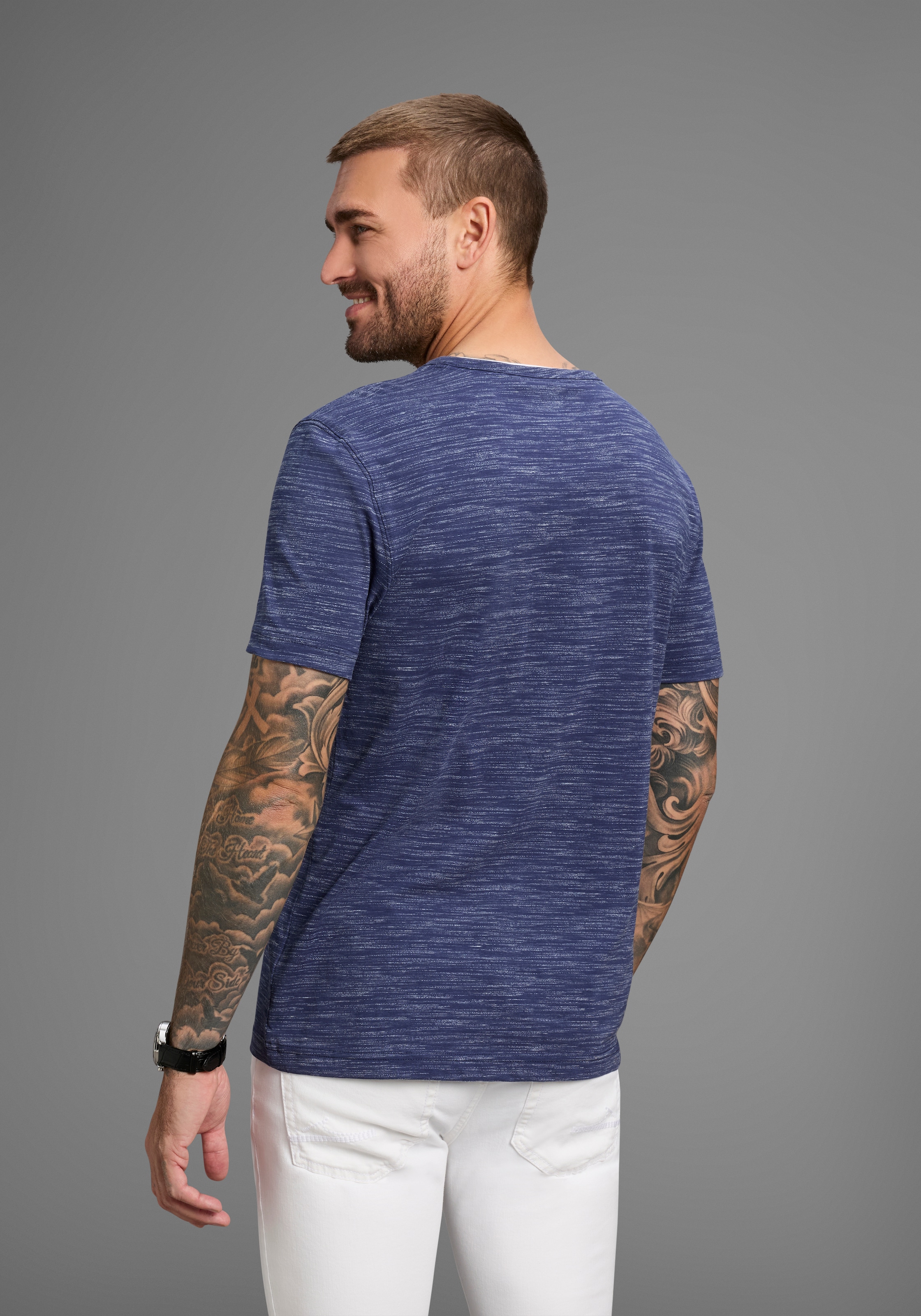 DELMAO Henleyshirt »Neue Kollektion!« mit Badge