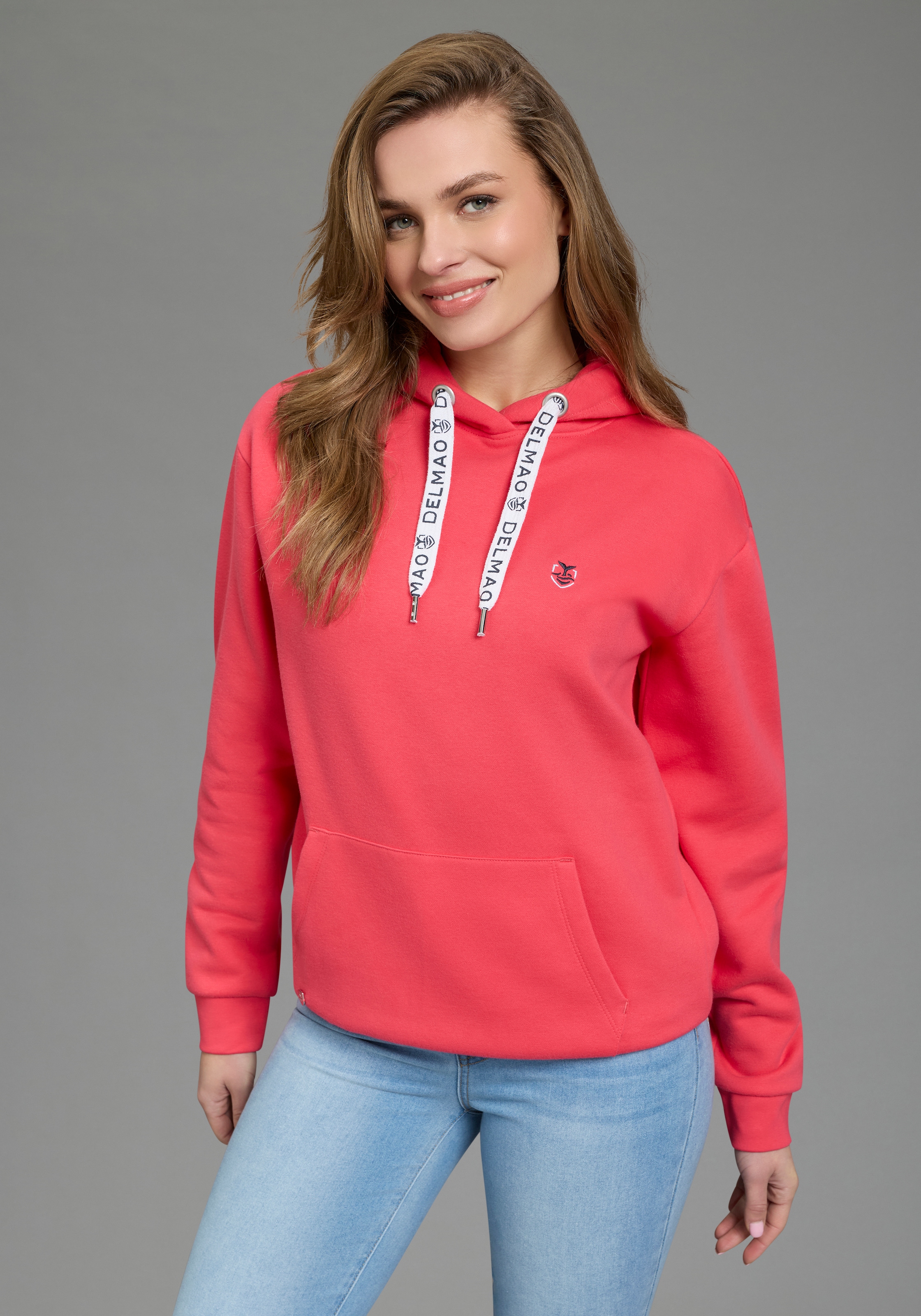 DELMAO Kapuzensweatshirt , Weiche Baumwollmischung mit Kängurutasche und bedruckter Kordel
