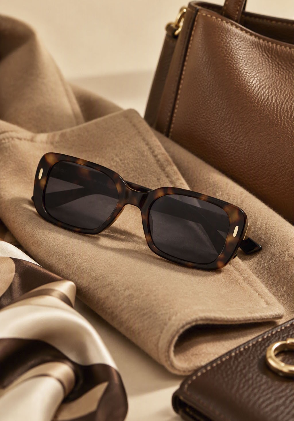 Laura Scott Sonnenbrille »mit goldfarbenen Metalldetail am Bügelansatz« braun gemusterter Vollrandrahmen, graue Gläser mit hohem Blendschutz