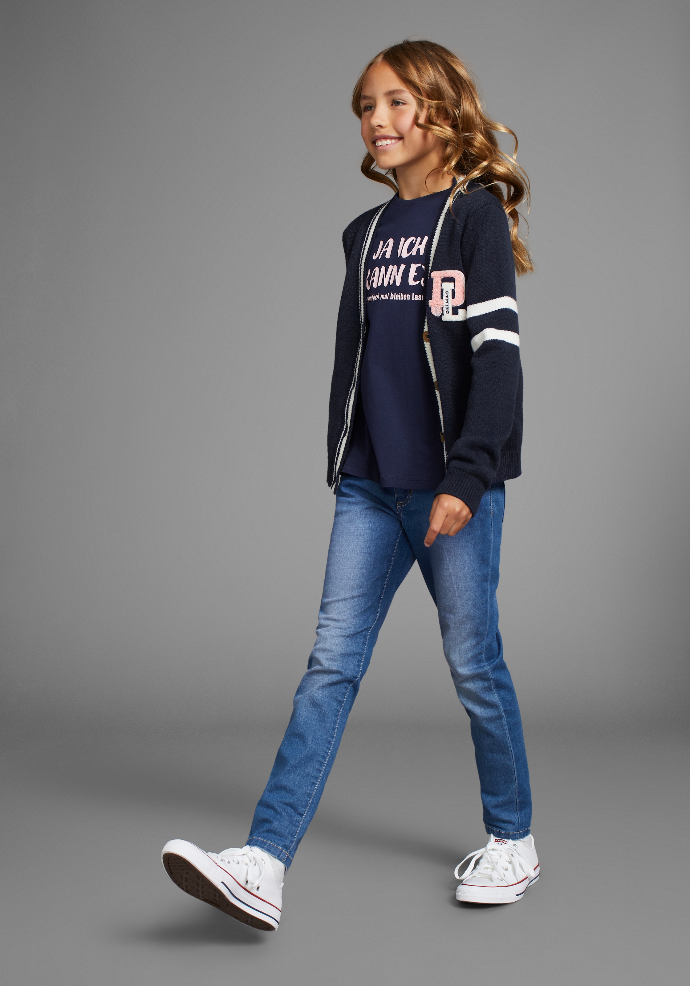 DELMAO Strickjacke »im Collegestyle mit Badge« Trendiger Style für Mädchen