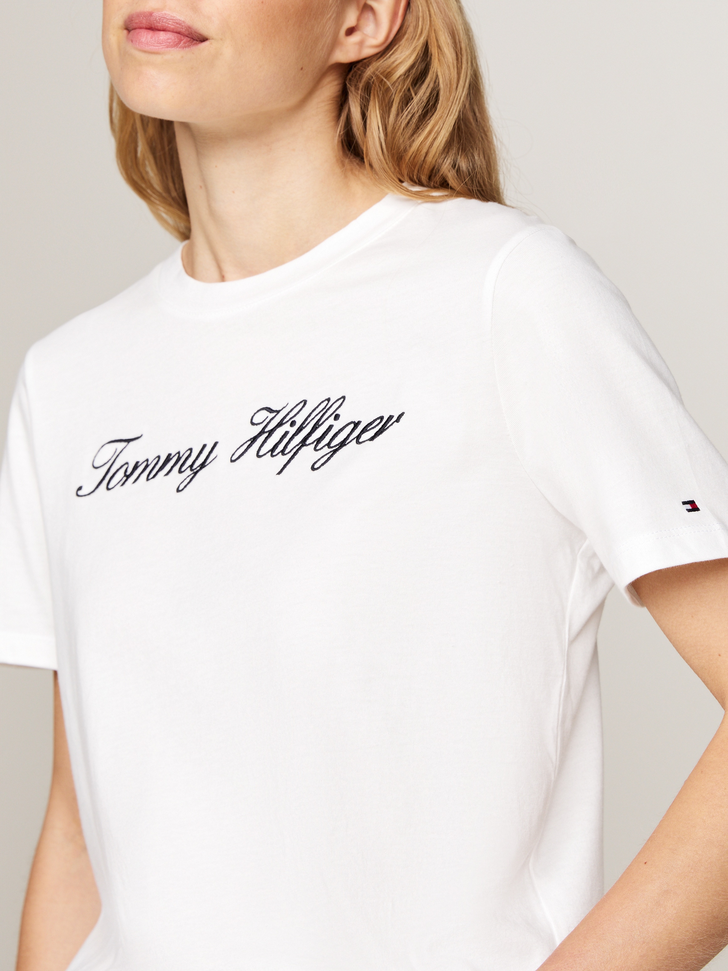 Tommy Hilfiger T-Shirt »NOS SCRIPT REGULAR C-NK SS«, Mit Rundhals und kontrastfarbenem Druck