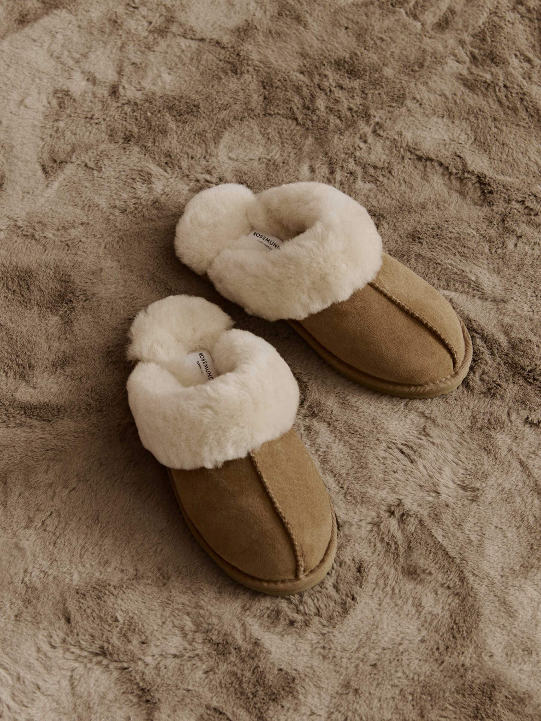 rosemunde Slipper »Sydney Shearling Reversed Slippers«, Atmungsaktive Lammwolle und flexibles Wildleder für besten Komfort.