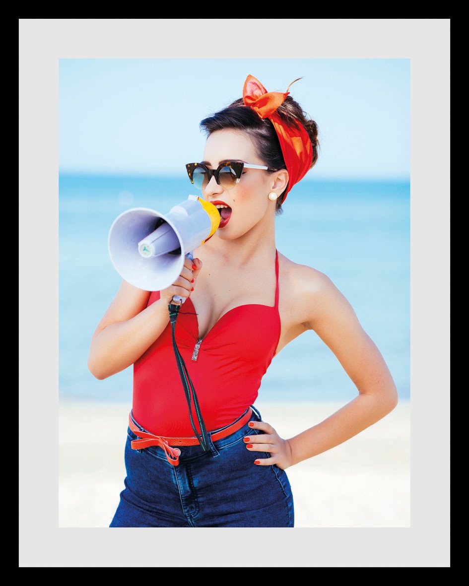 queence Bild »Lifeguard«, Frau-Bilder von Frauen-Art-Kunst-Fashion-Mode-Mag günstig online kaufen