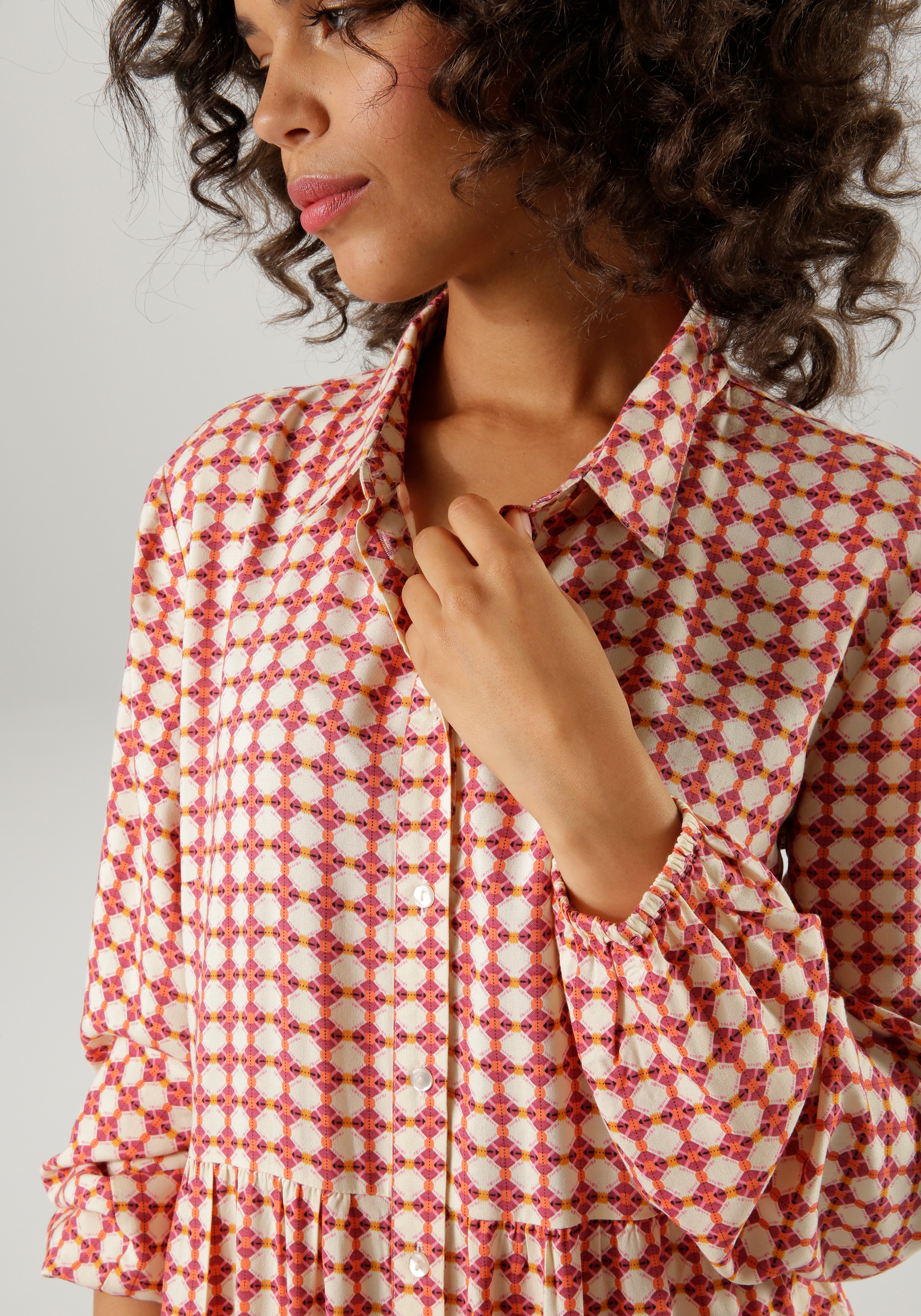Aniston CASUAL Maxikleid, mit farbharmonischem Retro-Muster