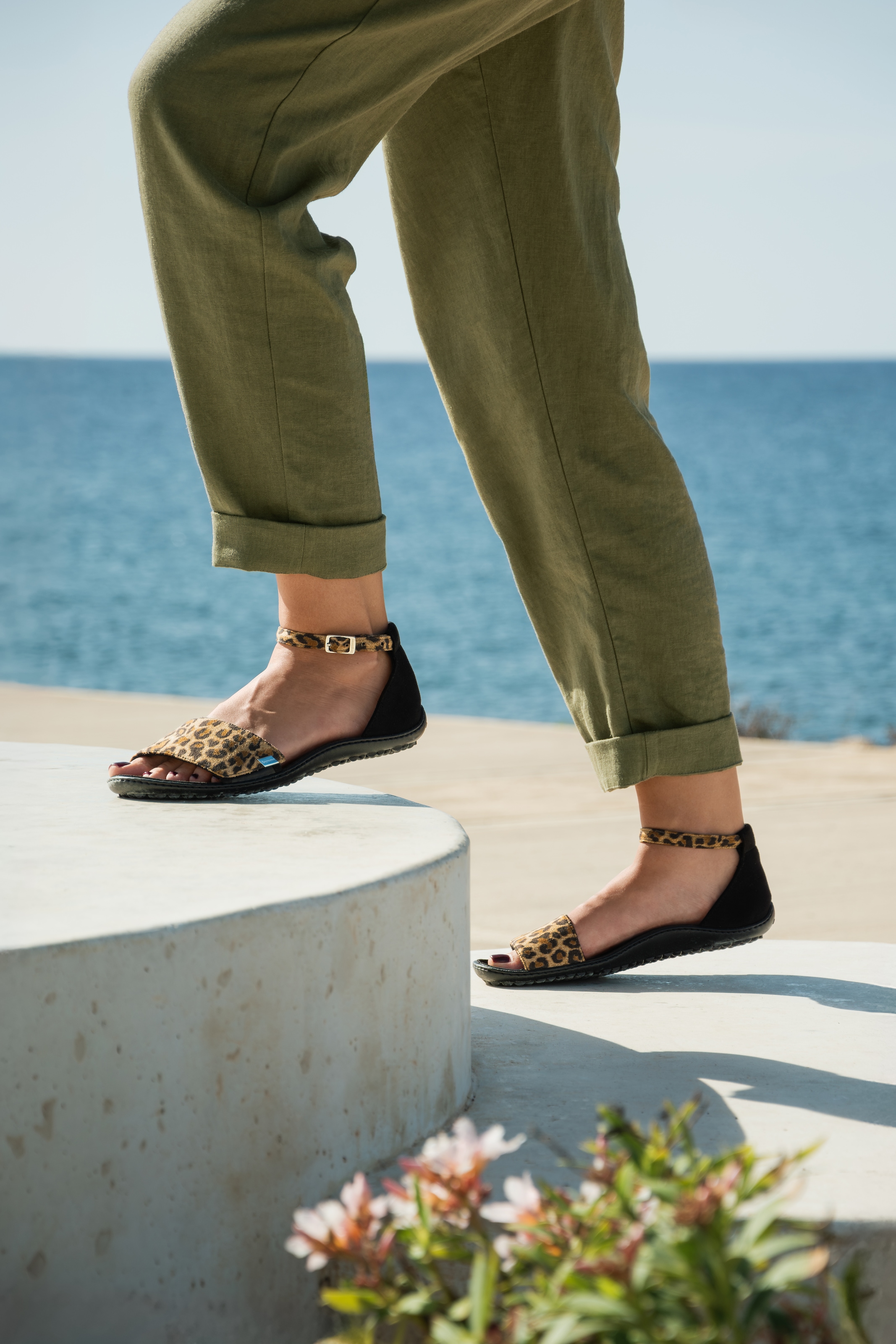 Leguano Barfußschuh »JARA«  Sommerschuh, Riemchensandale, Flats in angesagter Leo-Optik